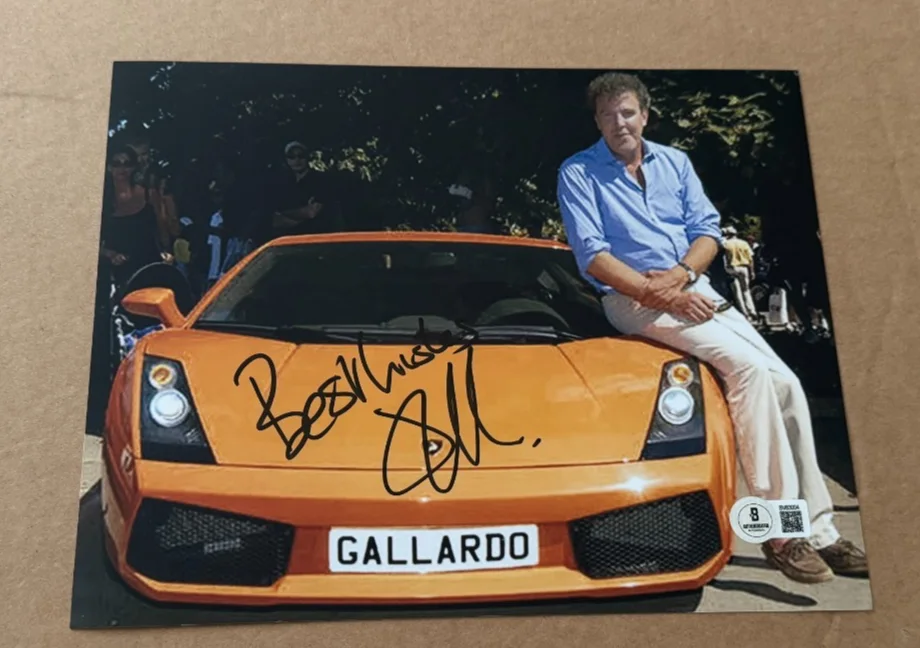 JEREMY CLARKSON — JEREMY CLARKSON SIGNED TOP GEAR 8X10 PHOTO BECKETT BAS #144