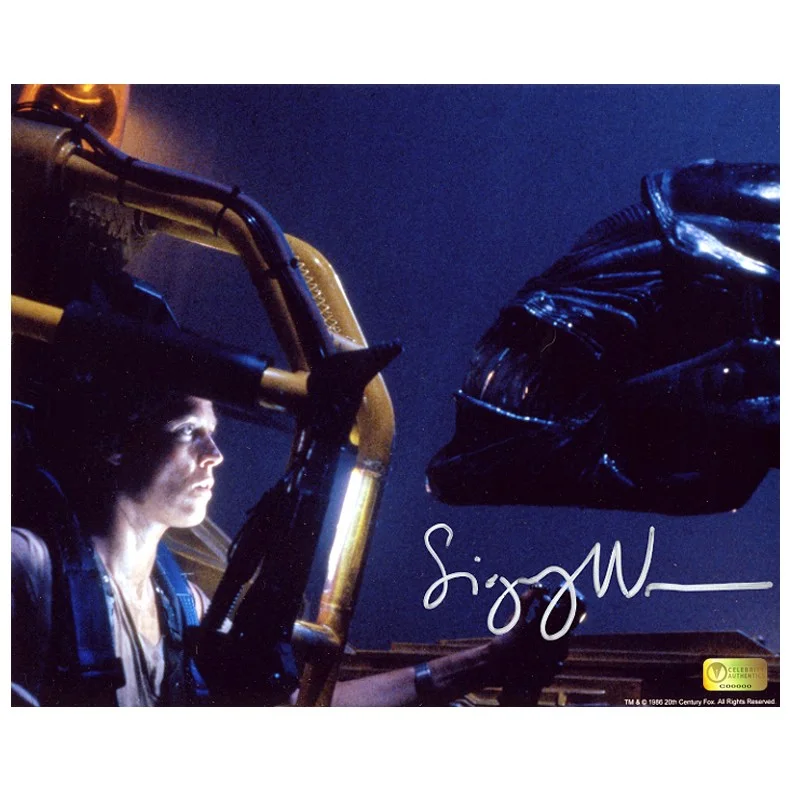 Sigourney Weaver — Sigourney Weaver Autographed 1986 Aliens Face Off 8x10 Photo
