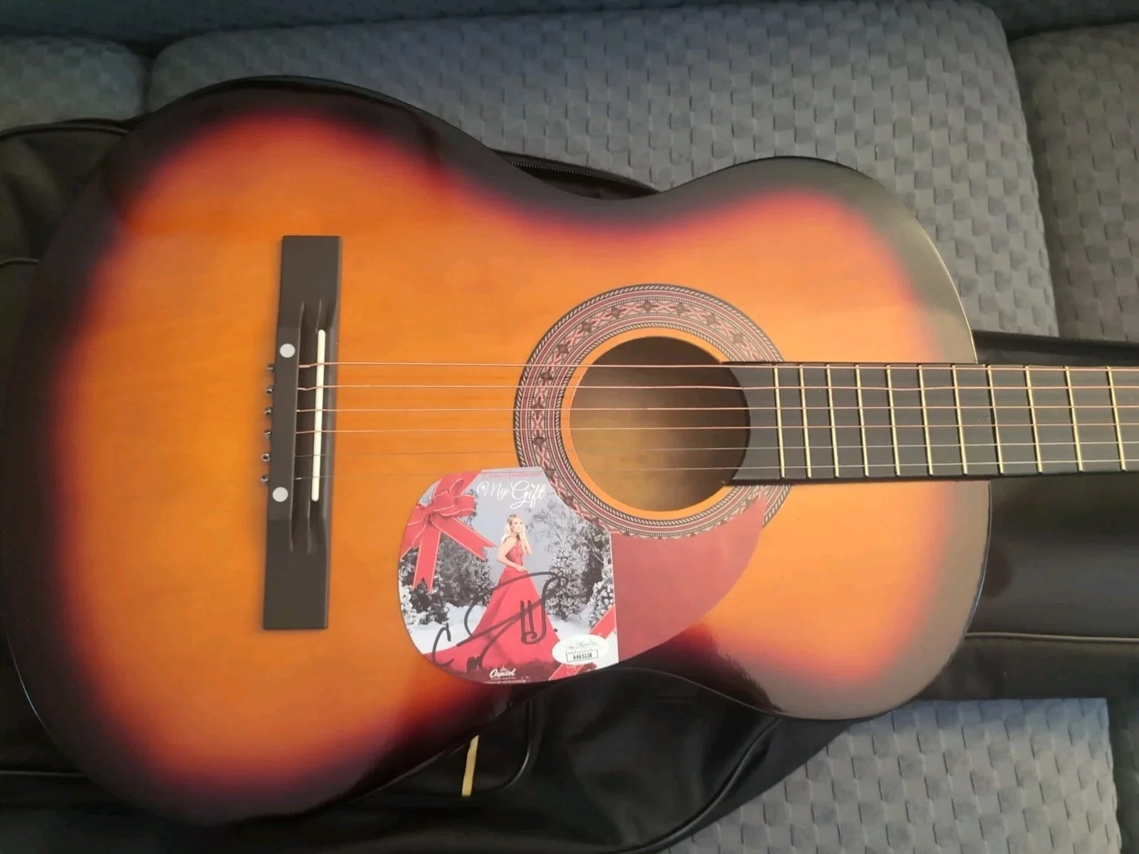 38" Carrie Underwood Autographed Acoustic Guitar JSA Authenticated..., изображение 2
