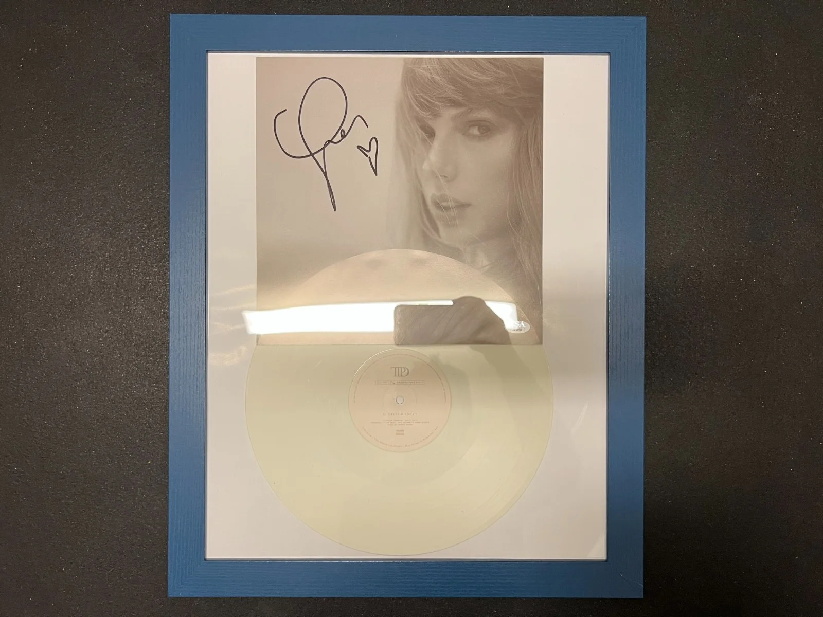 Taylor Swift Signed TTPD Tortured Poets Department Vinyl w/ HEART Framed JSA COA, изображение 2