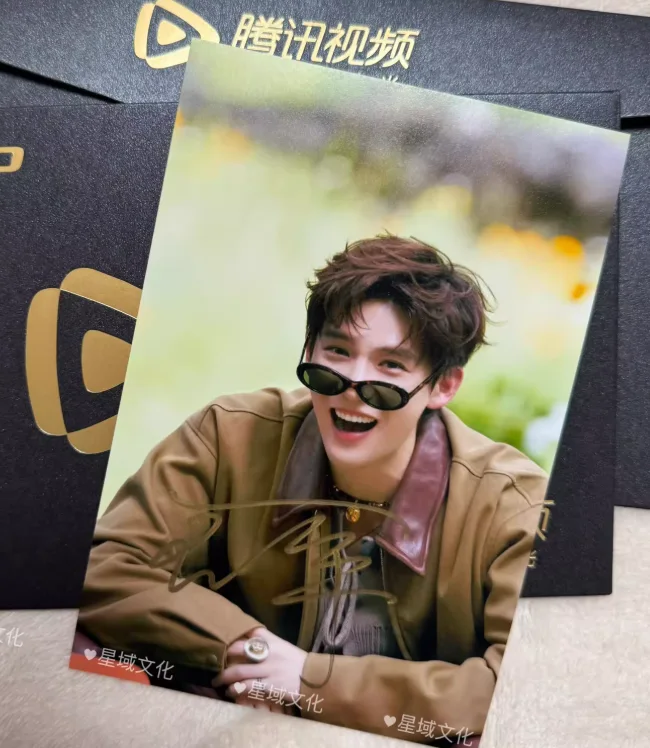 6- inch 王安宇 Handwritten signature photo Celebrity stills, изображение 3