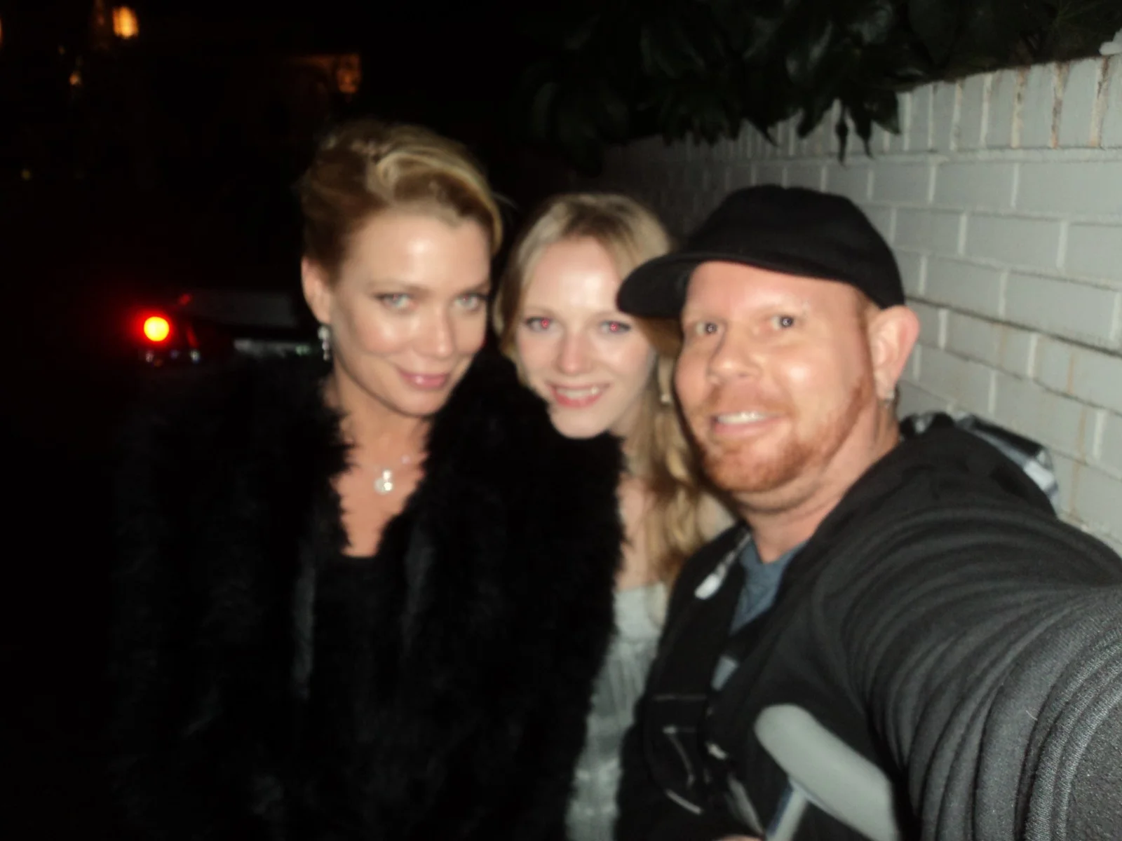 LAURIE HOLDEN, EMMA BELL — The Walking Dead matted signed index card with photo 11x17 #1 Laurie and Emma, изображение 3