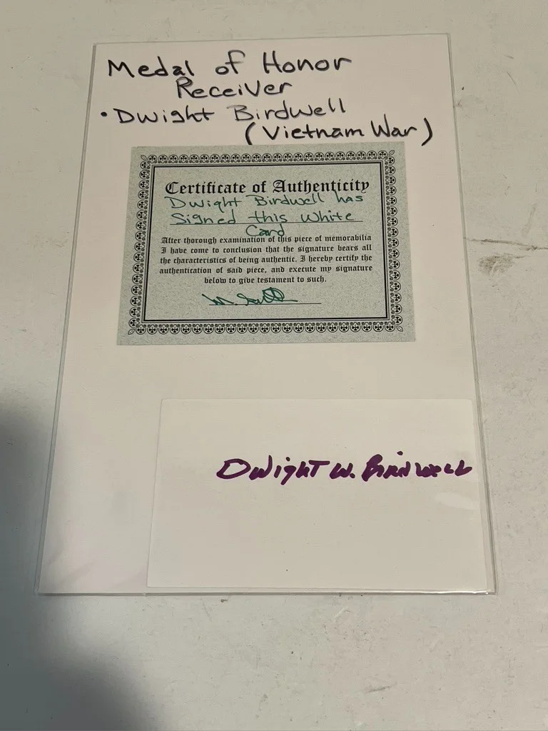 Dwight W Birdwell Hand Signed Cut Vietnam War Medal of Honor, изображение 2