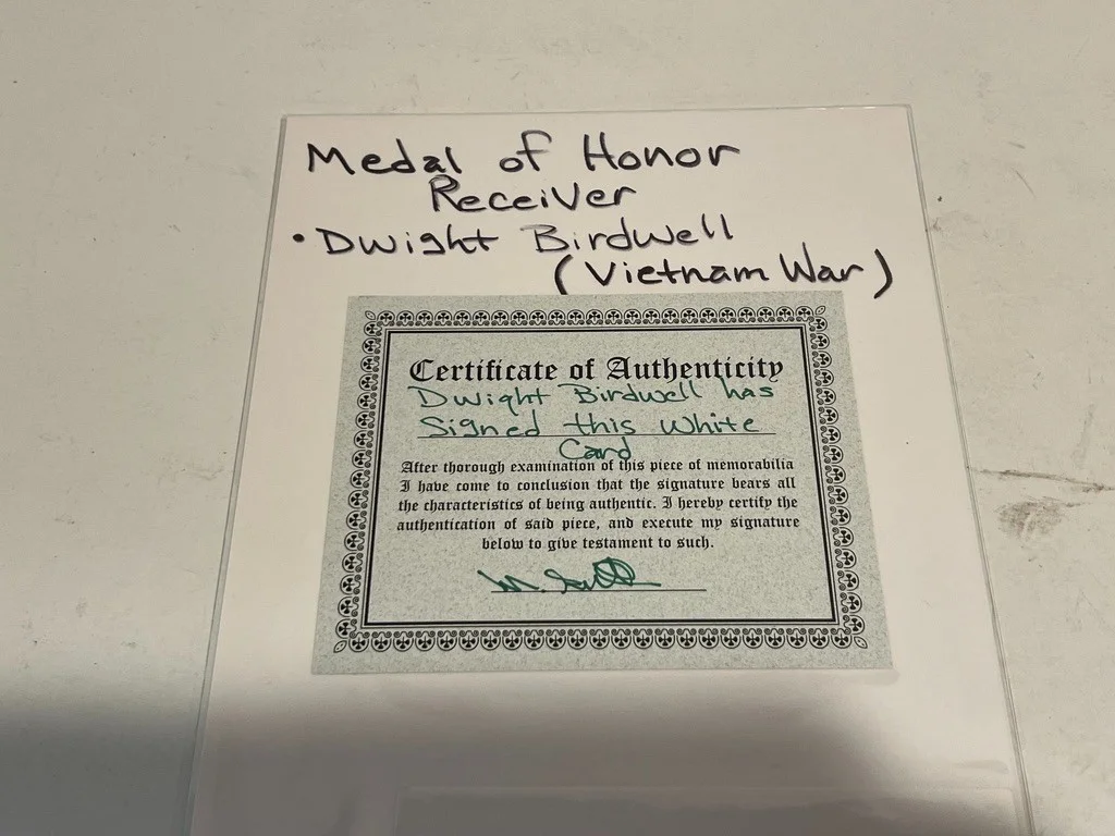 Dwight W Birdwell Hand Signed Cut Vietnam War Medal of Honor, изображение 3