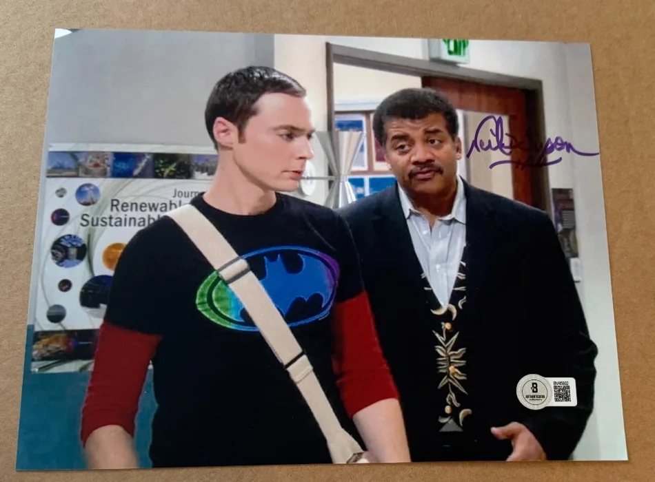 NEIL DEGRASSE TYSON — NEIL DEGRASSE TYSON SIGNED BIG BANG THEORY 8X10 PHOTO BECKETT COA HAND SIGNED