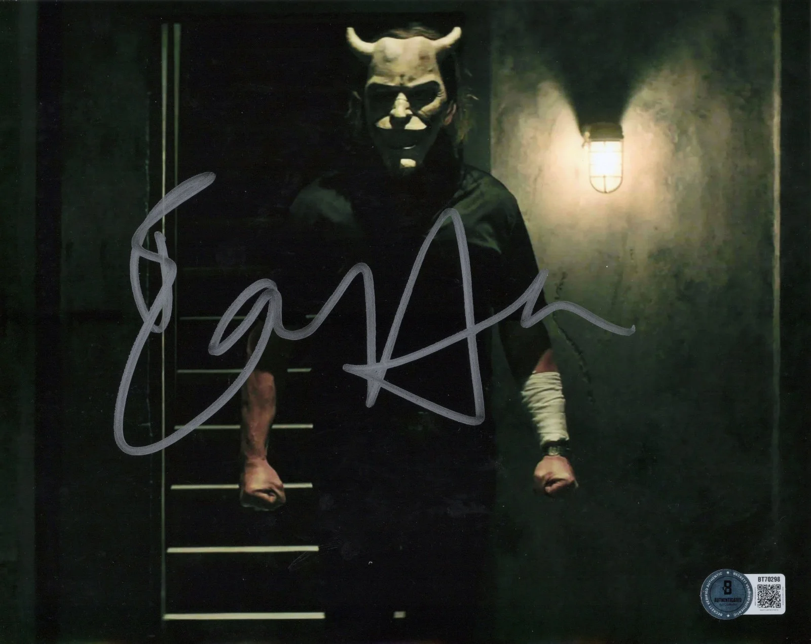 Ethan Hawke — *BLACK PHONE* ETHAN HAWKE SIGNED 8x10 PHOTO BECKETT AUTO