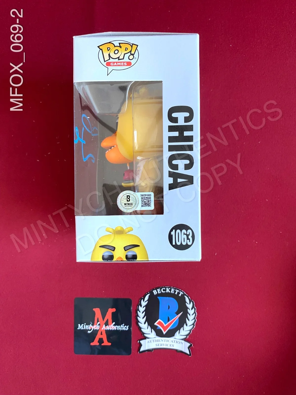 Megan Fox — Megan Fox signed Chica Funko Pop #1063 Five Night's at Freddy's Beckett COA, изображение 2