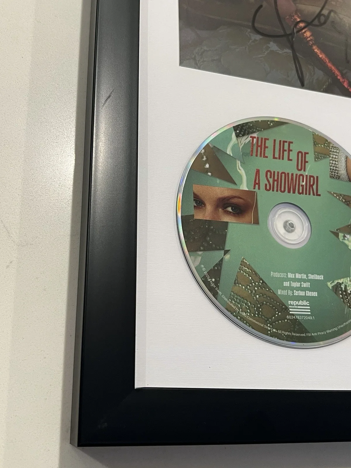 Taylor Swift The Life of a Showgirl Signed Photo Framed CD Photo Autograph #1, изображение 4