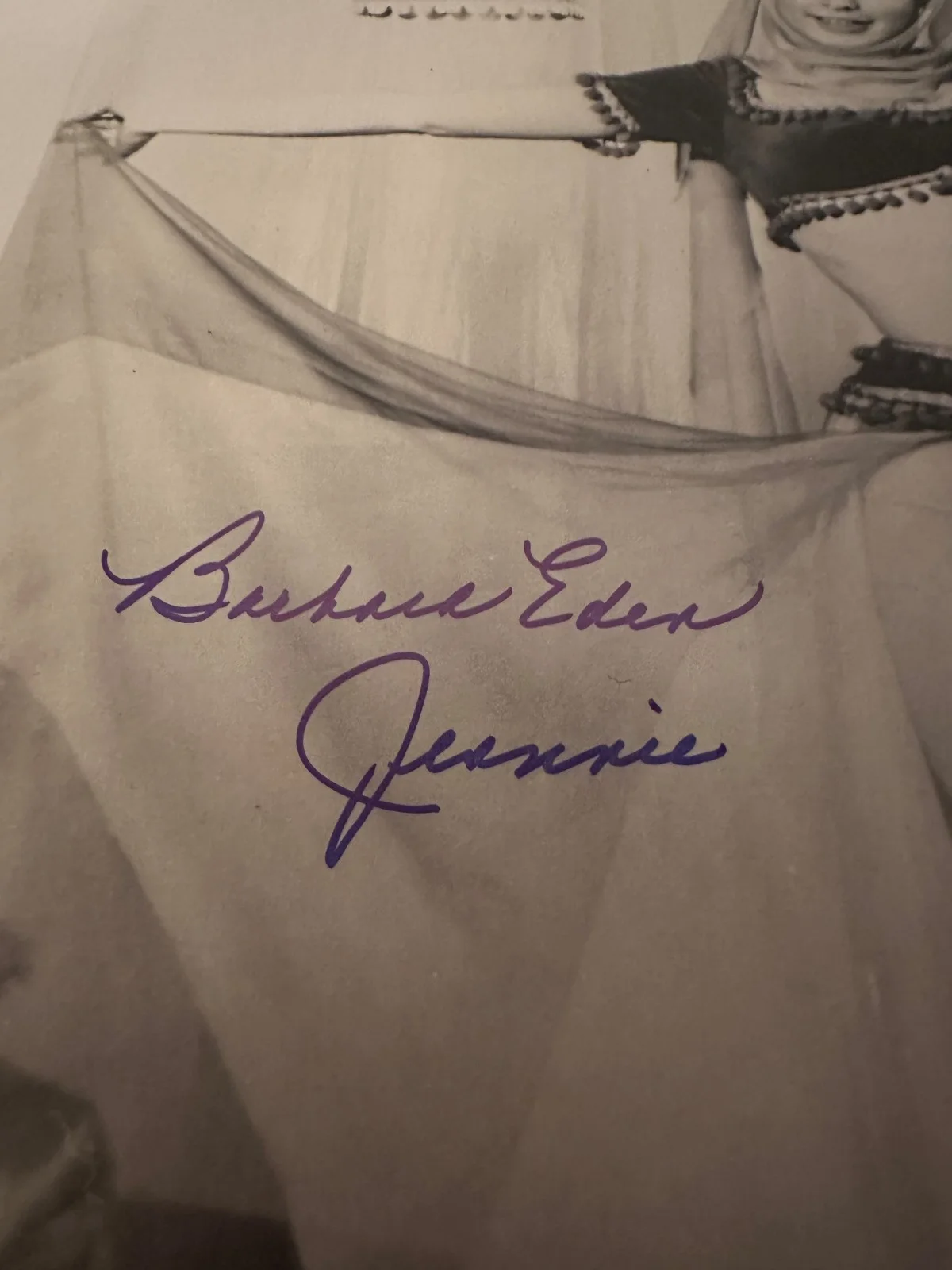 BARBARA EDEN — BARBARA EDEN HAND SIGNED AUTOGRAPH 11X14 PHOTO "I DREAM OF JEANNIE" BECKETT, изображение 2