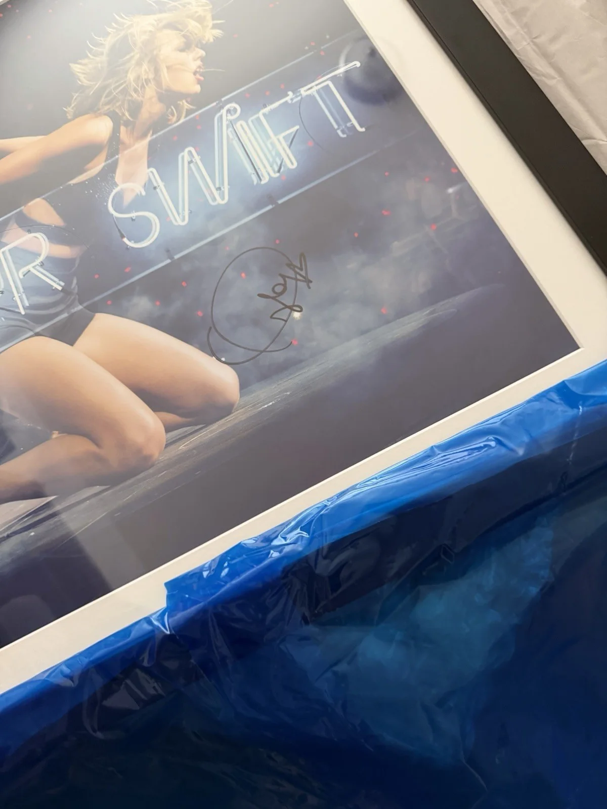 Taylor Swift — Taylor Swift Signed Autograph 22x22 Framed Lithograph 1989 Poster Photo, изображение 2