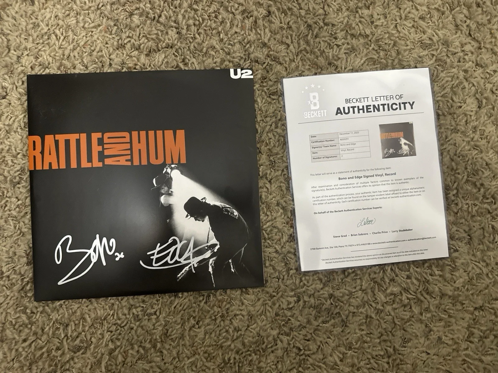 U2 Bono and The Edge Rattle and Hum signed autographed vinyl record PSA/DNA LOA, изображение 2