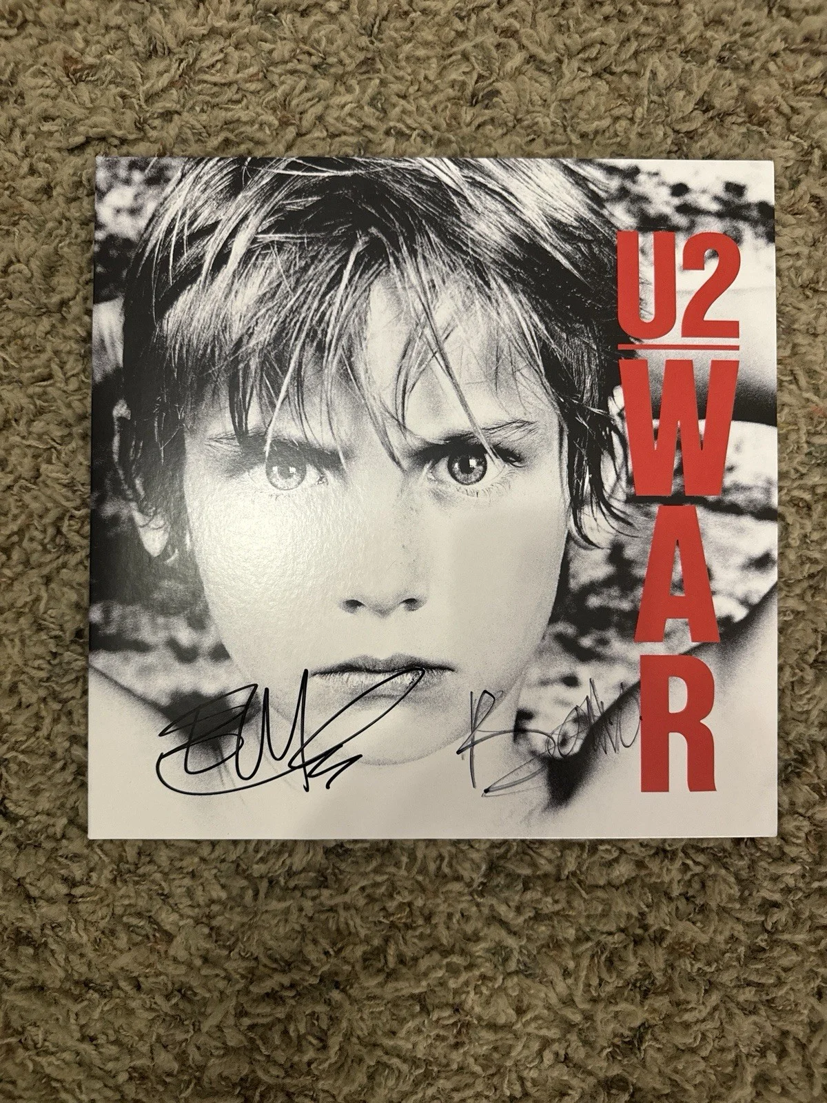 U2 Bono and The Edge signed autographed War Vinyl Record LP PSA/DNA LOA, изображение 2