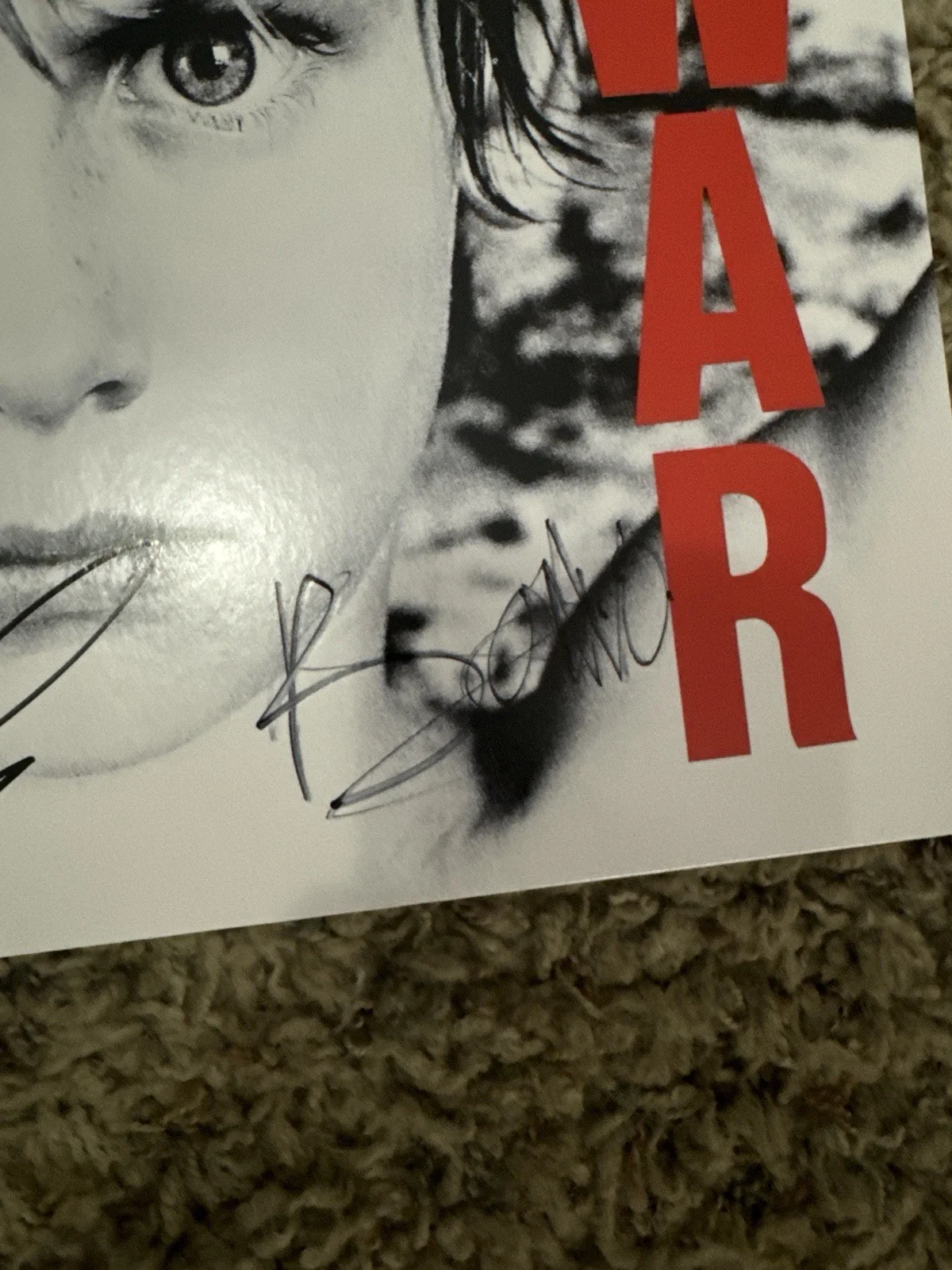 U2 Bono and The Edge signed autographed War Vinyl Record LP PSA/DNA LOA, изображение 3