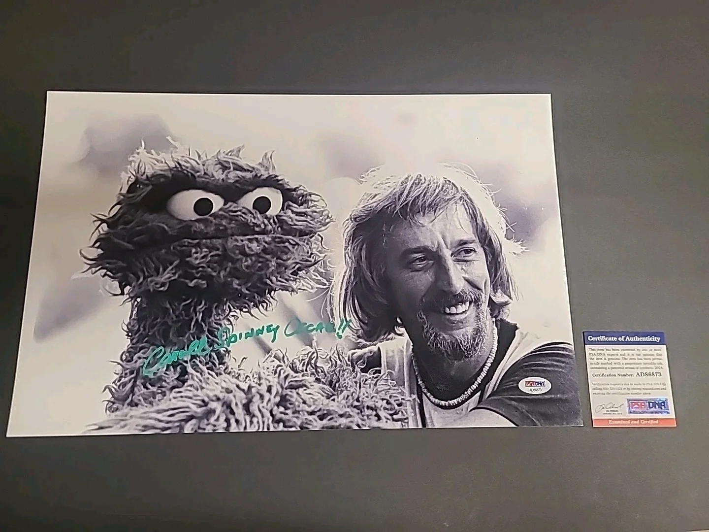 caroll Spinney — Caroll Spinney Signed Oscar Photo With PSA DNA 11”x17” Photo With Oscar Sesame, изображение 2