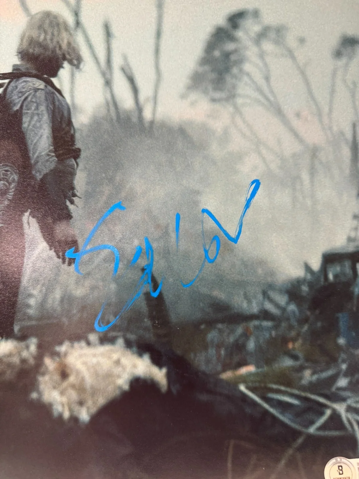 ELLE FANNING SIGNED 11X17 PHOTO PREDATOR BADLANDS AUTO BECKETT BAS COA, image 2