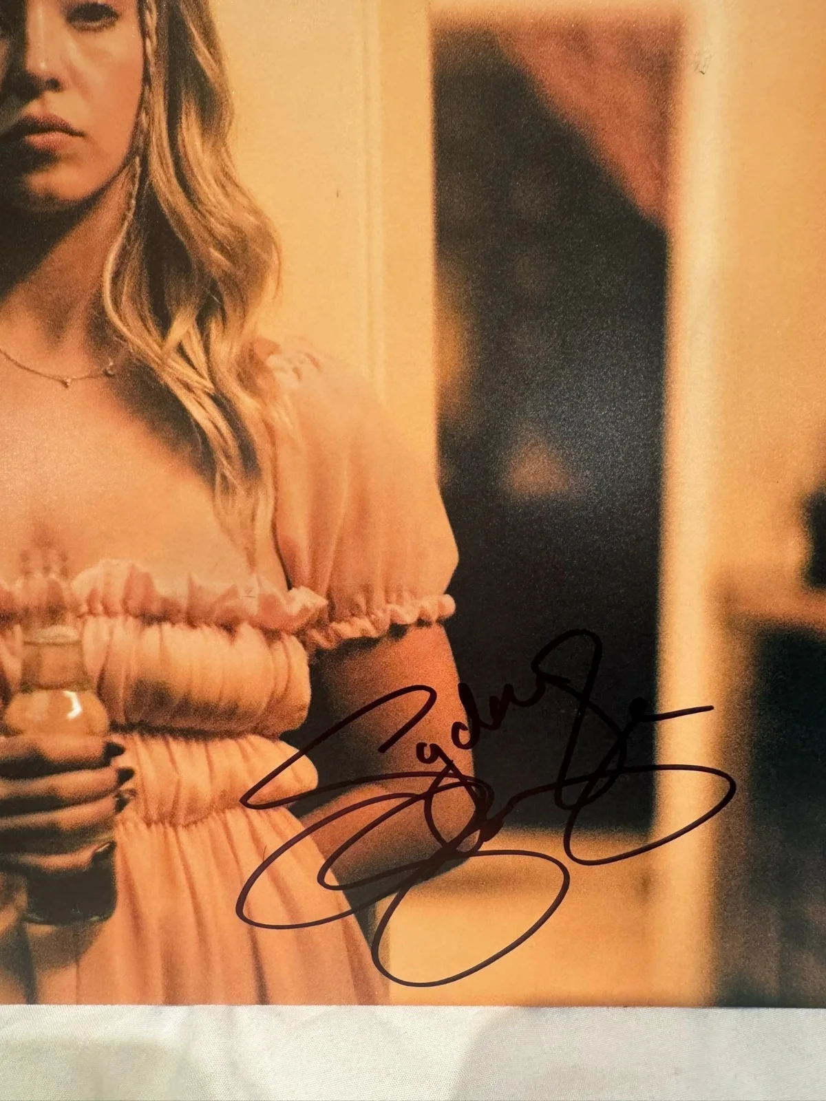SYDNEY SWEENEY SIGNED 11X14 PHOTO BEAUTIFUL SEXY AUTO BECKETT BAS COA RARE, image 2
