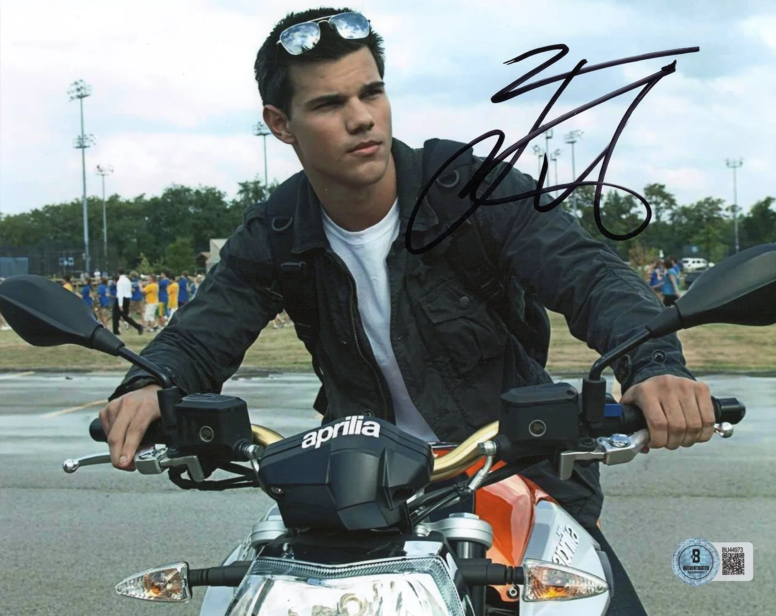 Taylor Lautner — TAYLOR LAUTNER SIGNED 'ABDUCTION' 8x10 MOVIE PHOTO 2 TWILIGHT BAS BECKETT COA