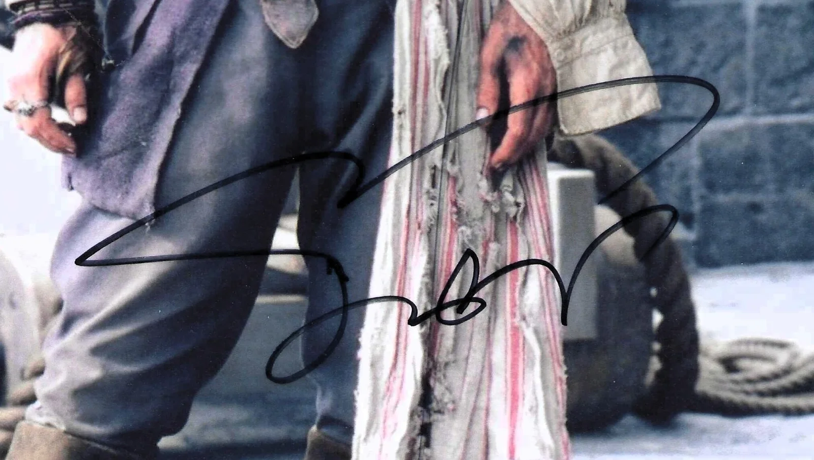 Johnny Depp — JOHNNY DEPP signed as Captain Jack Sparrow PIRATES of Caribbean 8 ¼ x 11 ¾ COA, изображение 2