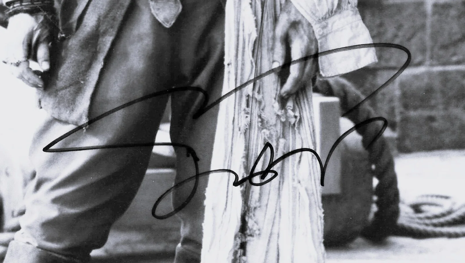 Johnny Depp — JOHNNY DEPP signed as Captain Jack Sparrow PIRATES of Caribbean 8 ¼ x 11 ¾ COA, изображение 3