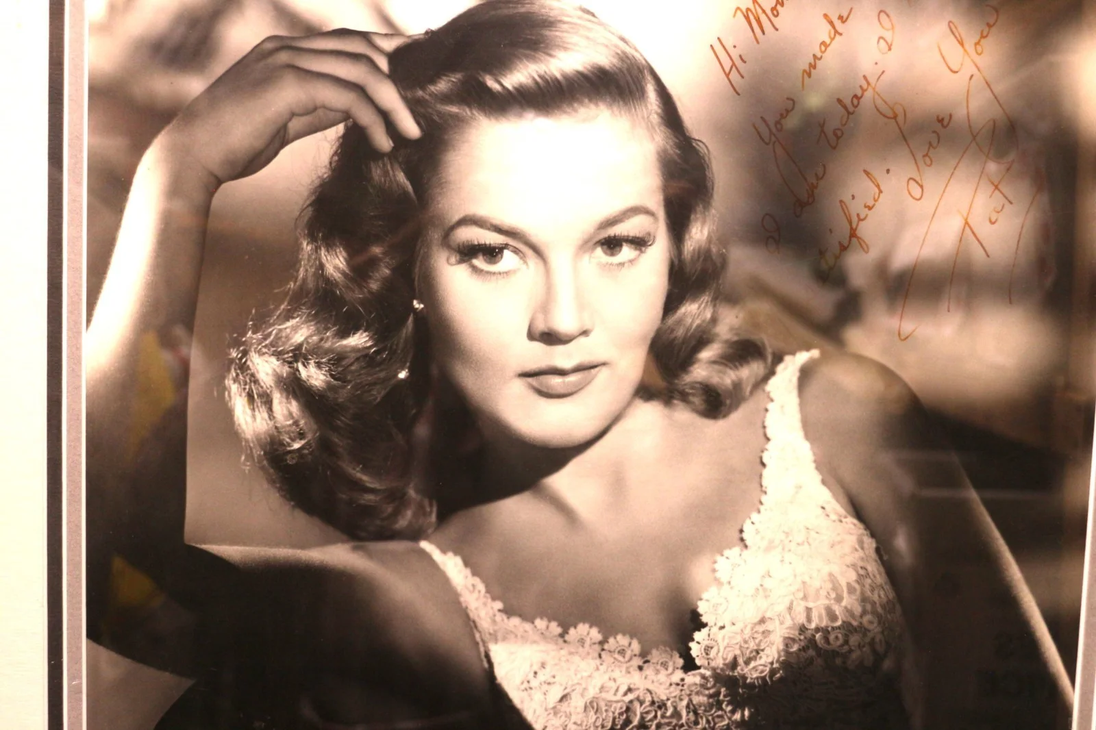 Patricia Wymore — Patricia Wymore Autographed Studio Portrait 16" x 20" in Glass Frame22.75" x 25", изображение 2