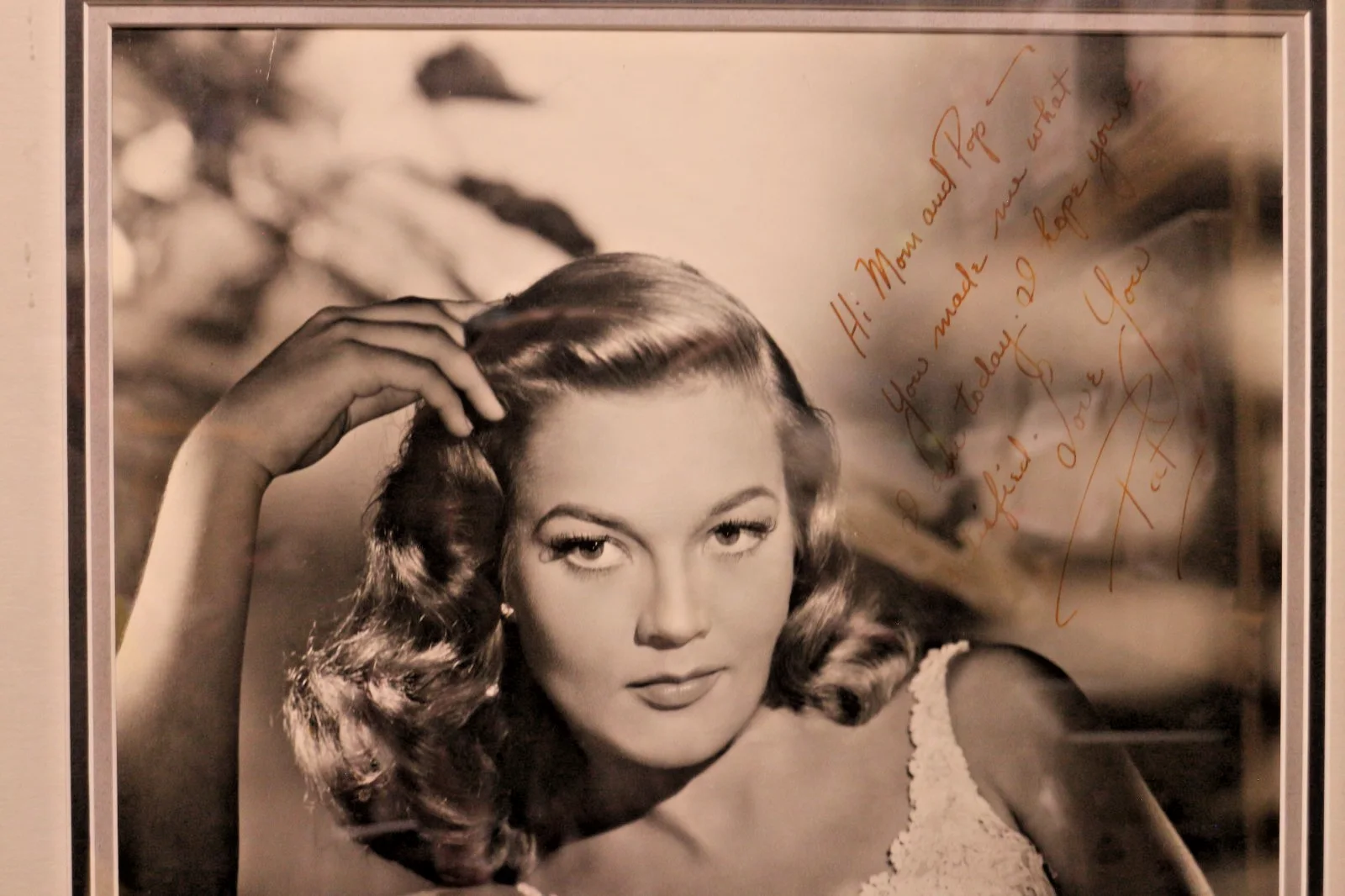 Patricia Wymore — Patricia Wymore Autographed Studio Portrait 16" x 20" in Glass Frame22.75" x 25", изображение 5