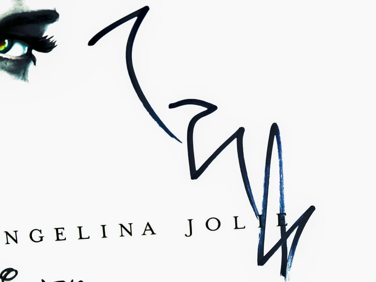 Angelina Jolie — Angelina Jolie Signed MALEFICENT MISTRESS OF EVIL 12x18 Photo Poster PROOF JSA, изображение 2