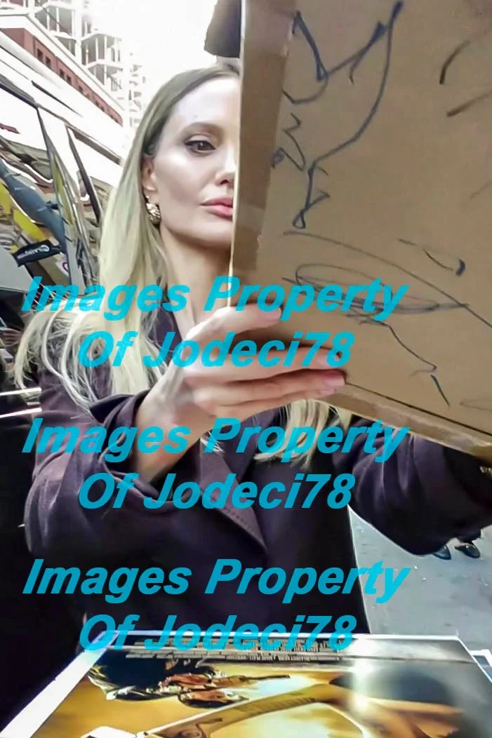 Angelina Jolie — Angelina Jolie Signed Autographed MR & MRS SMITH 12x18 Photo Poster PROOF JSA, изображение 3