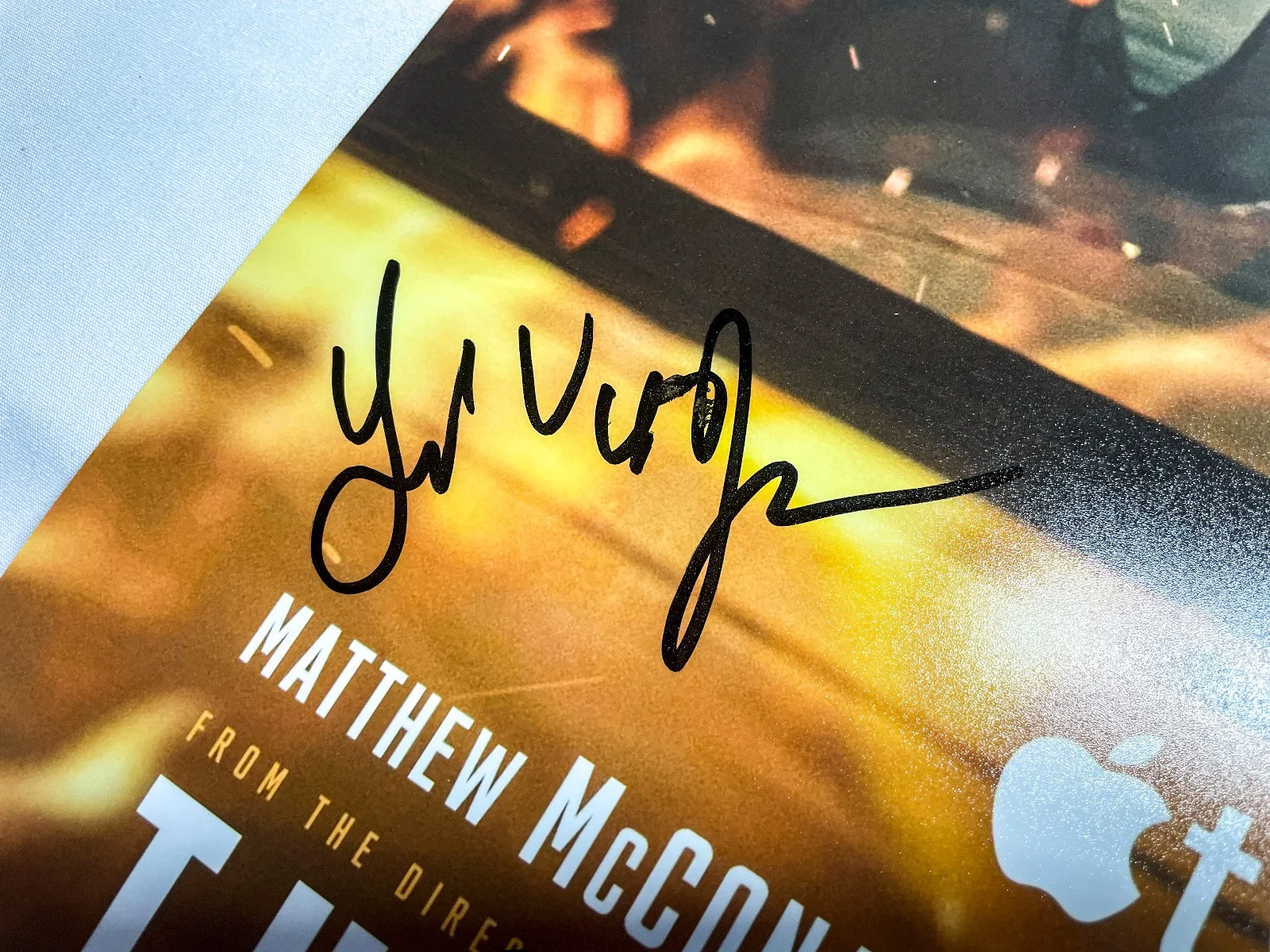America Ferrera, Yul Vazquez, Paul Greengrass, Jason Blum — America Ferrera Paul Greengrass +2 Cast Signed THE LOST BUS 12x18 Photo JSA, изображение 3