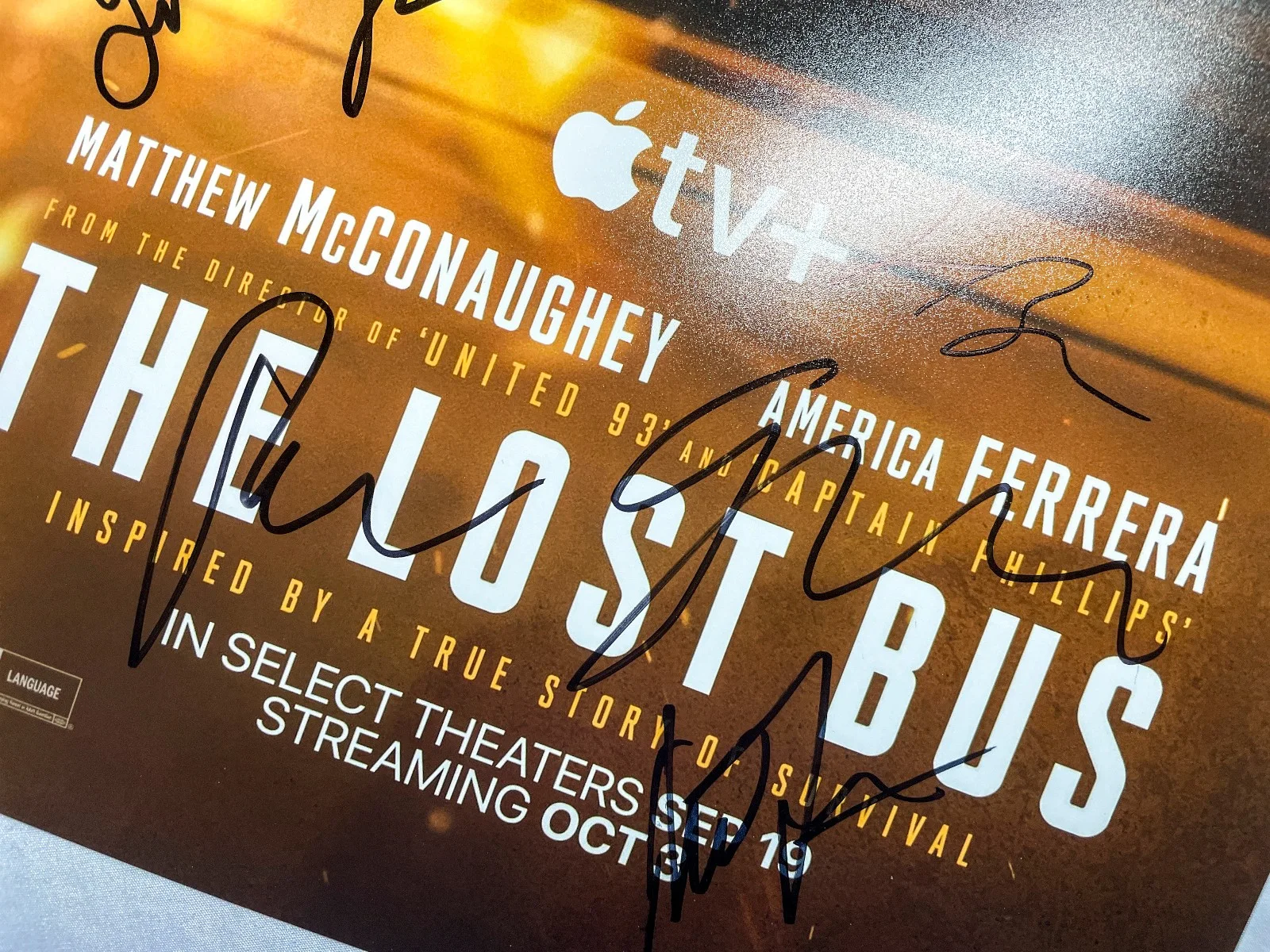America Ferrera, Yul Vazquez, Paul Greengrass, Jason Blum — America Ferrera Paul Greengrass +2 Cast Signed THE LOST BUS 12x18 Photo JSA, изображение 5