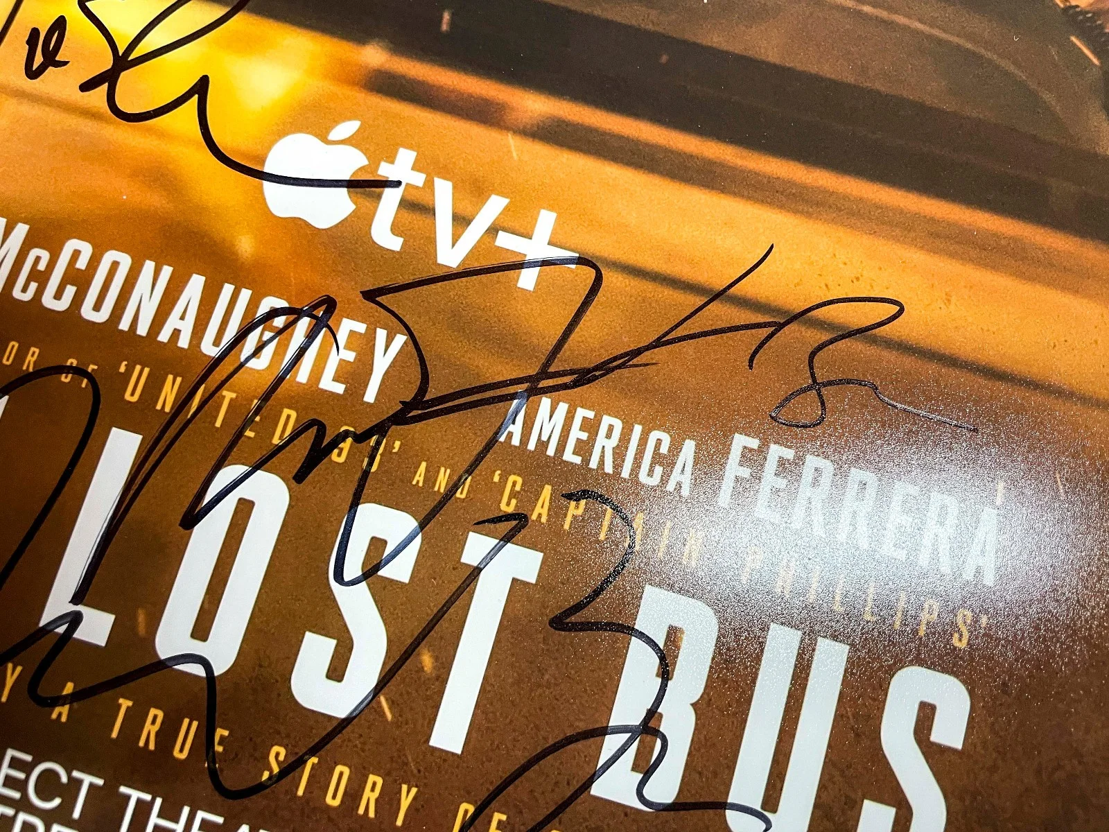 America Ferrera, Yul Vazquez, Paul Greengrass, Jason Blum — America Ferrera Yul Vazquez +2 Cast Signed THE LOST BUS 12x18 Photo JSA A, изображение 3