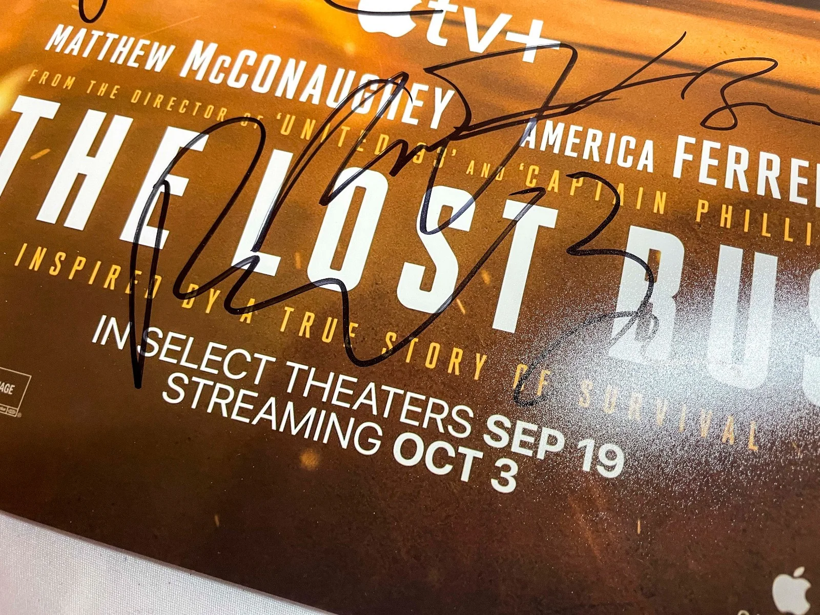 America Ferrera, Yul Vazquez, Paul Greengrass, Jason Blum — America Ferrera Yul Vazquez +2 Cast Signed THE LOST BUS 12x18 Photo JSA A, изображение 4