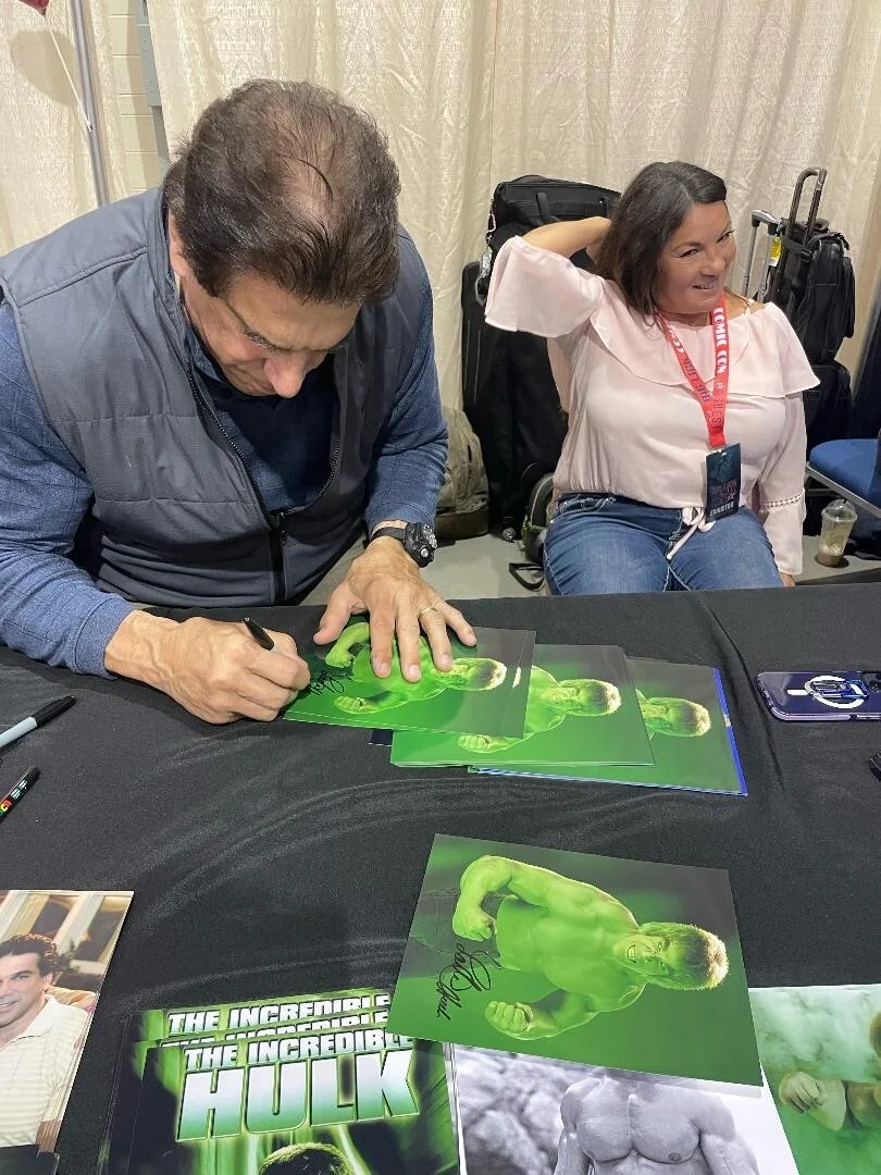 LOU FERRIGNO — LOU FERRIGNO SIGNED 8X10 COLOR PHOTO THE INCREDIBLE HULK MARVEL, изображение 2