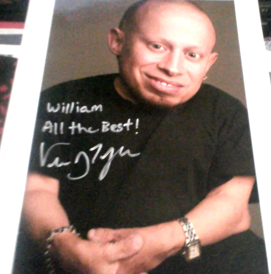 Verne Troyer — Vern Troyer 2 signed Austin Powers Mini Me Color Photos + Signing Photo, изображение 2