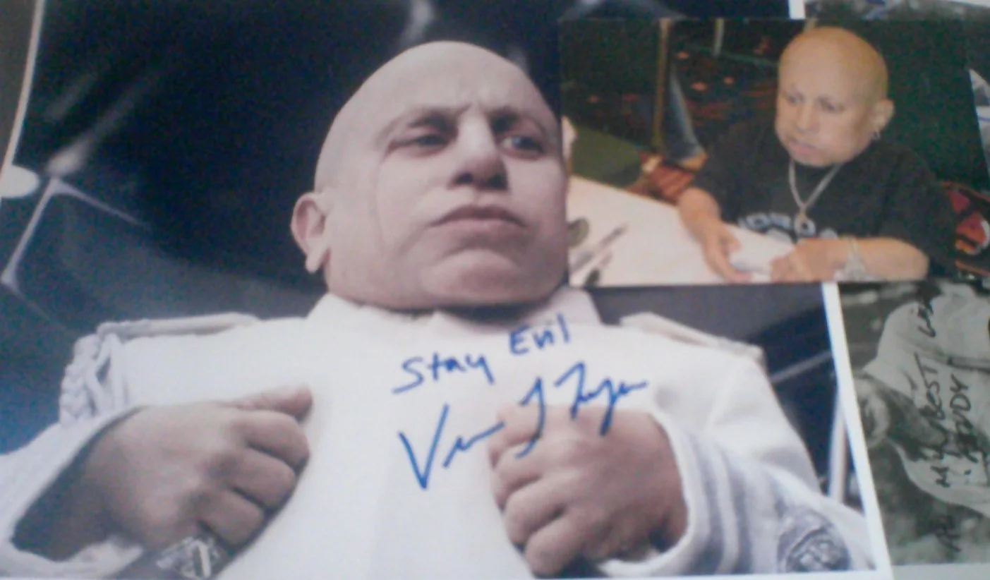 Verne Troyer — Vern Troyer 2 signed Austin Powers Mini Me Color Photos + Signing Photo, изображение 3