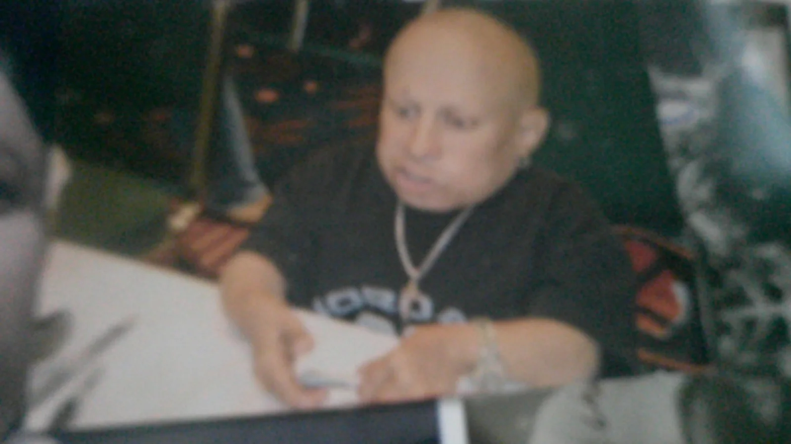 Verne Troyer — Vern Troyer 2 signed Austin Powers Mini Me Color Photos + Signing Photo, изображение 4