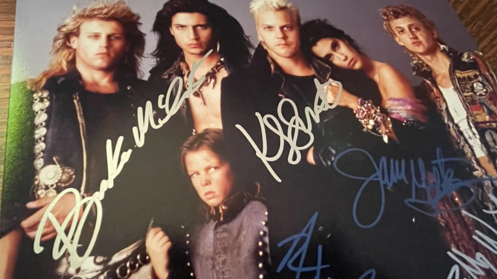KIEFER SUTHERLAND/JAMI GERTZ/BILLY WIRTH/ALEX WINTER/BROOKE McCAR — LOST BOYS GROUP 8X10" PHOTO~ WITH COA~AUTOGRAPHED~KIEFER/JAMI/BILLY/ALEX/BROOKE, изображение 3