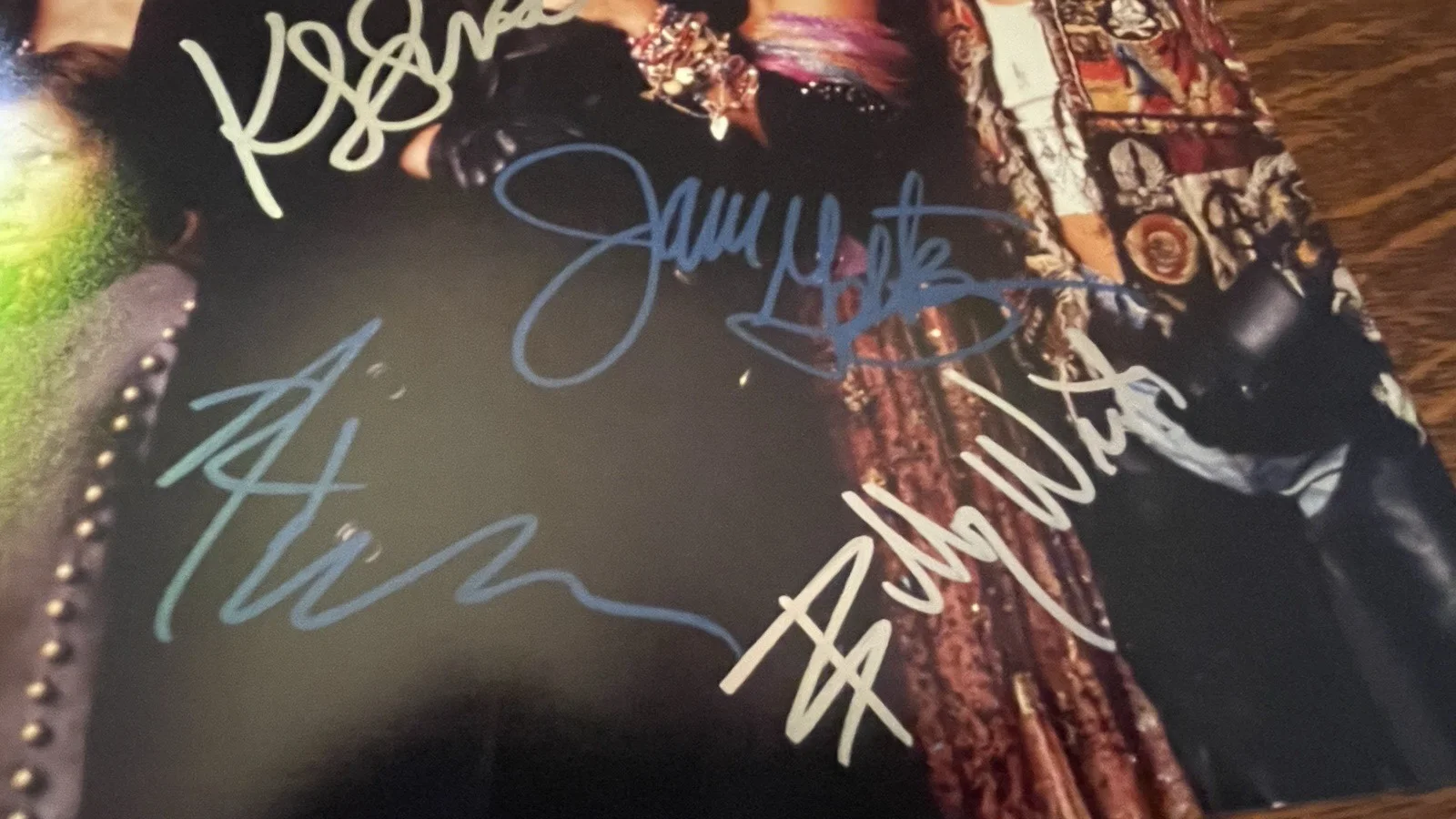 KIEFER SUTHERLAND/JAMI GERTZ/BILLY WIRTH/ALEX WINTER/BROOKE McCAR — LOST BOYS GROUP 8X10" PHOTO~ WITH COA~AUTOGRAPHED~KIEFER/JAMI/BILLY/ALEX/BROOKE, изображение 4