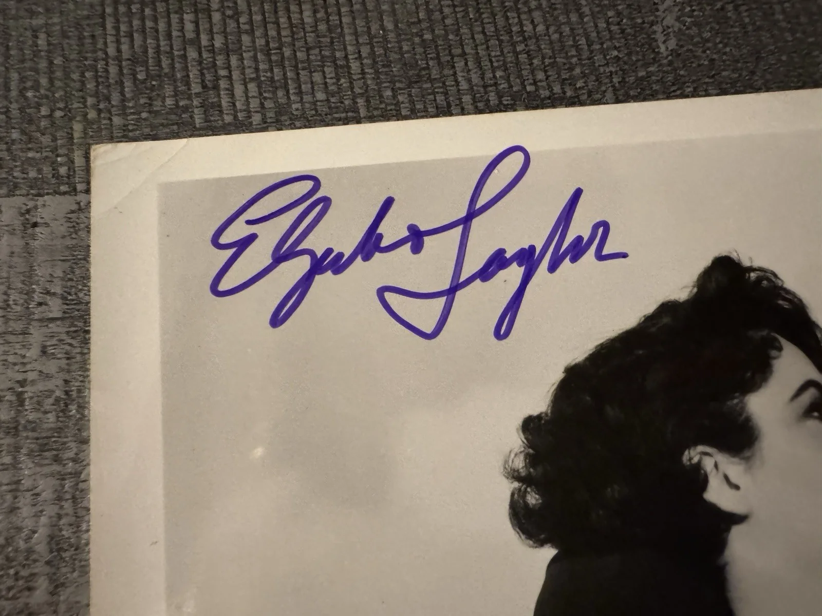 Elizabeth Taylor — Elizabeth Taylor Signed Vintage B&W Autographed Photo with COA, изображение 2