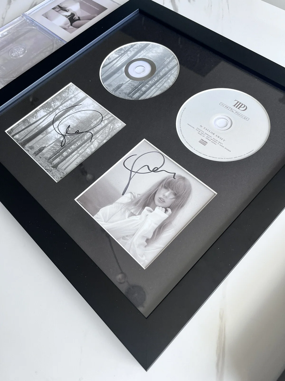 TAYLOR SWIFT FOLKLORE TTPD CD Hand Signed Autograph AUTHENTICATED JSA FRAMED, image 4