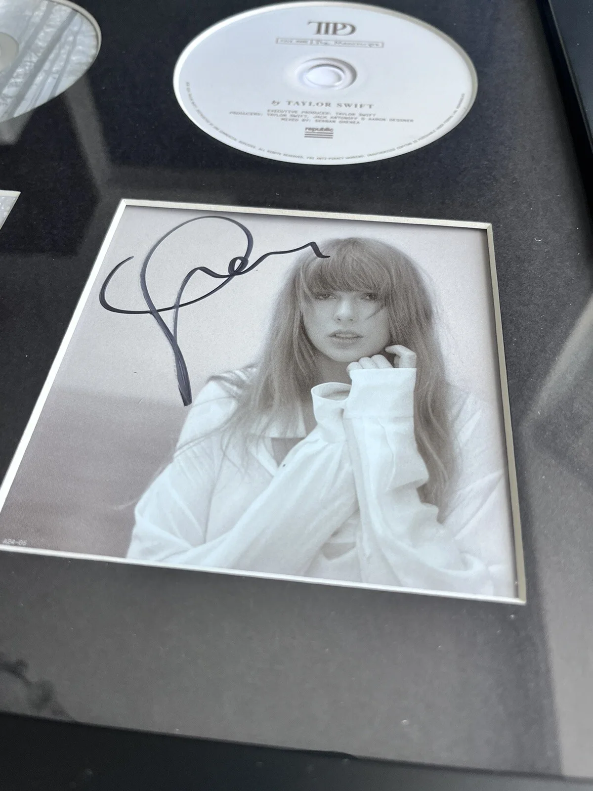 TAYLOR SWIFT FOLKLORE TTPD CD Hand Signed Autograph AUTHENTICATED JSA FRAMED, image 5