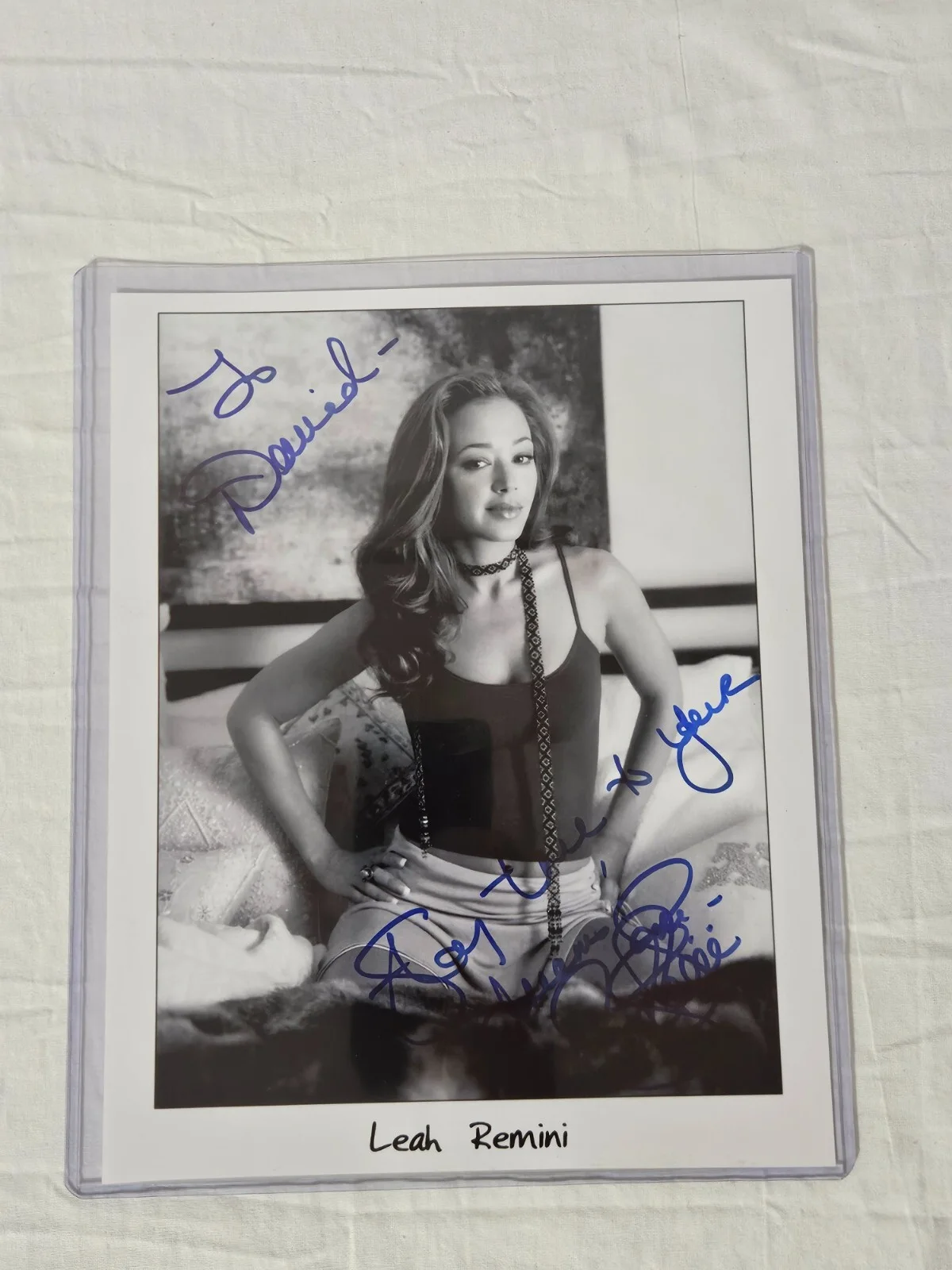 Leah Remini — Leah Remini Signed 8x10. King of Queens. Saved by the Bell. Kevin Can Wait.