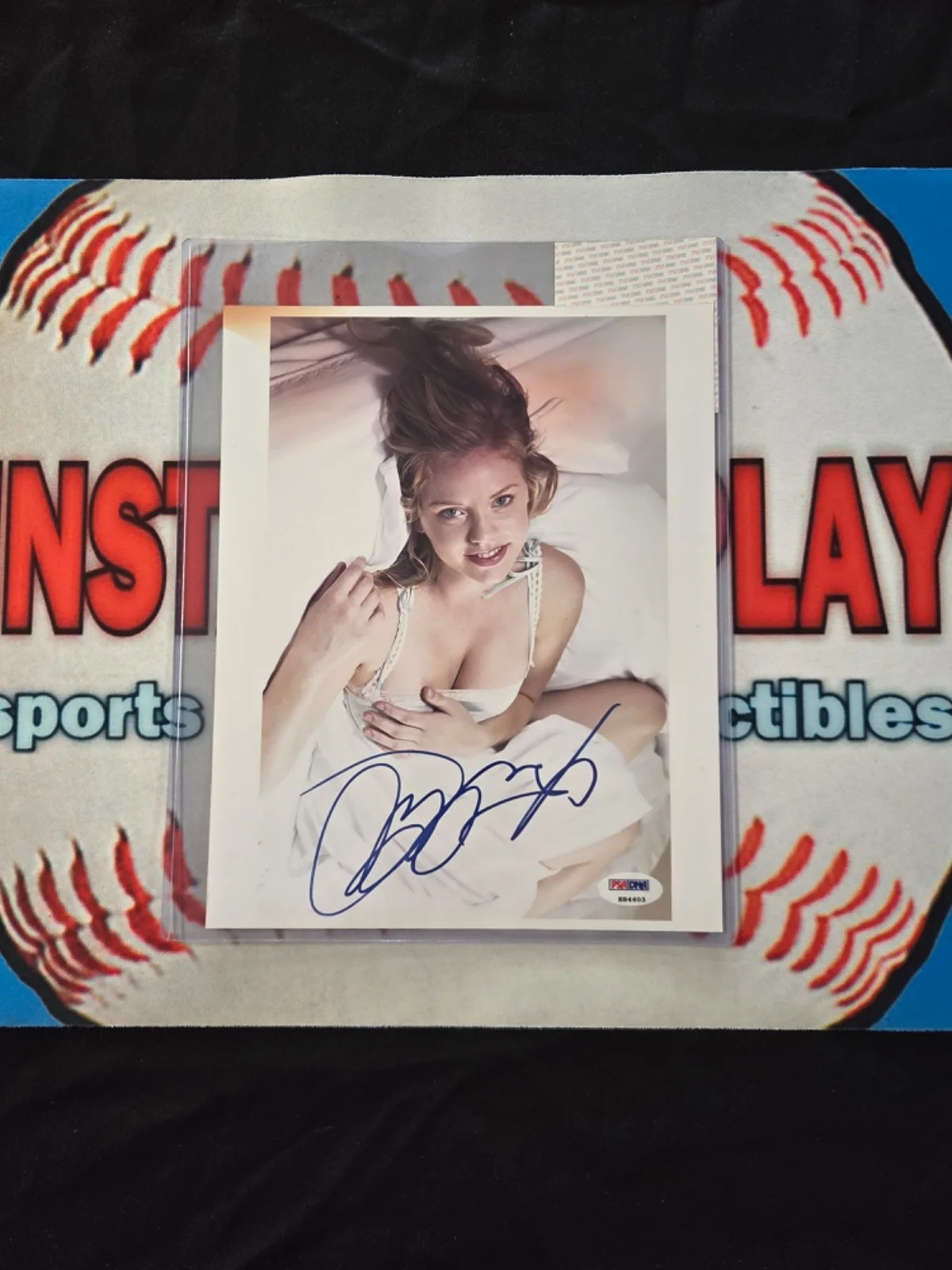KELLI GARNER — KELLI GARNER 8X10 ON BED AUTOGRAPHED LARGE BOLD SIGNATURE PSADNA CERTIFIED *HOT*, изображение 2