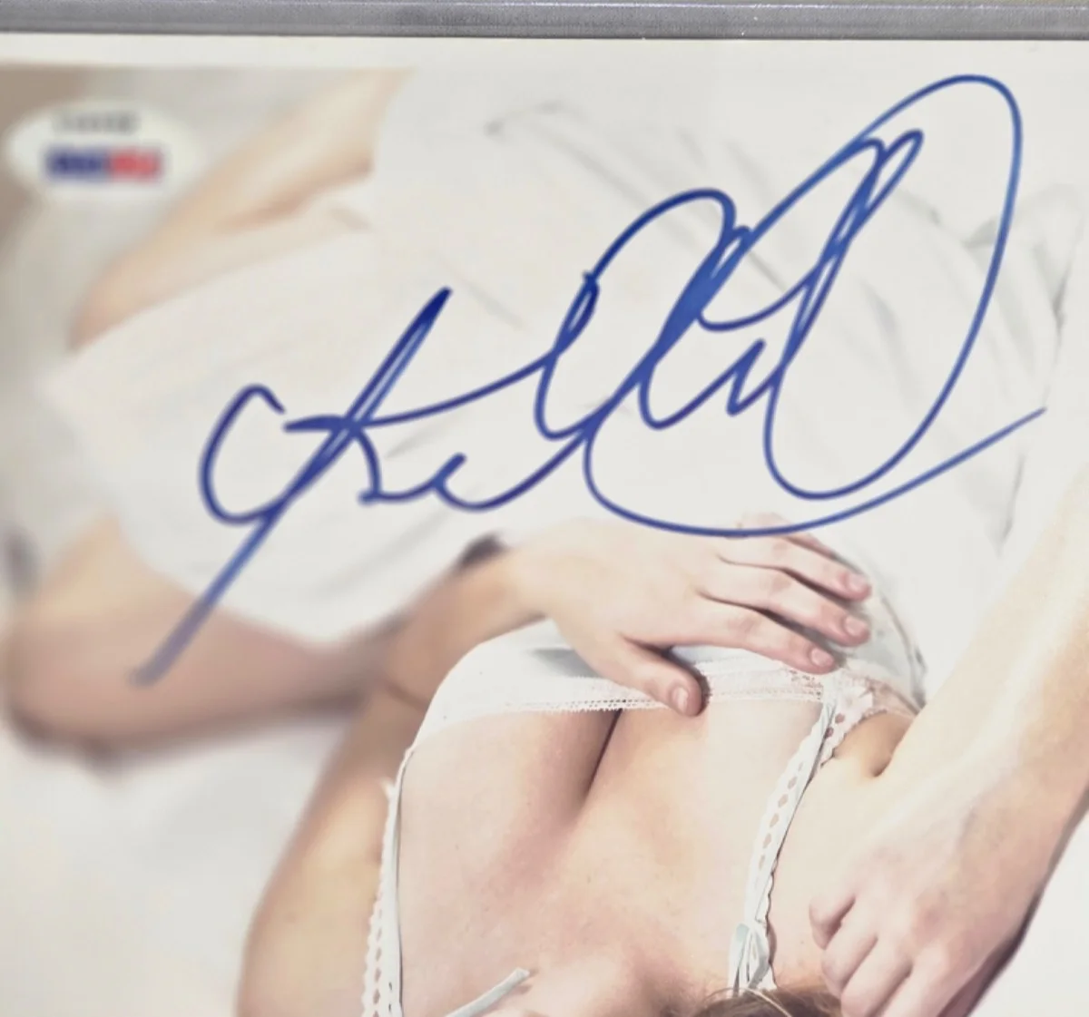 KELLI GARNER — KELLI GARNER 8X10 ON BED AUTOGRAPHED LARGE BOLD SIGNATURE PSADNA CERTIFIED *HOT*, изображение 4