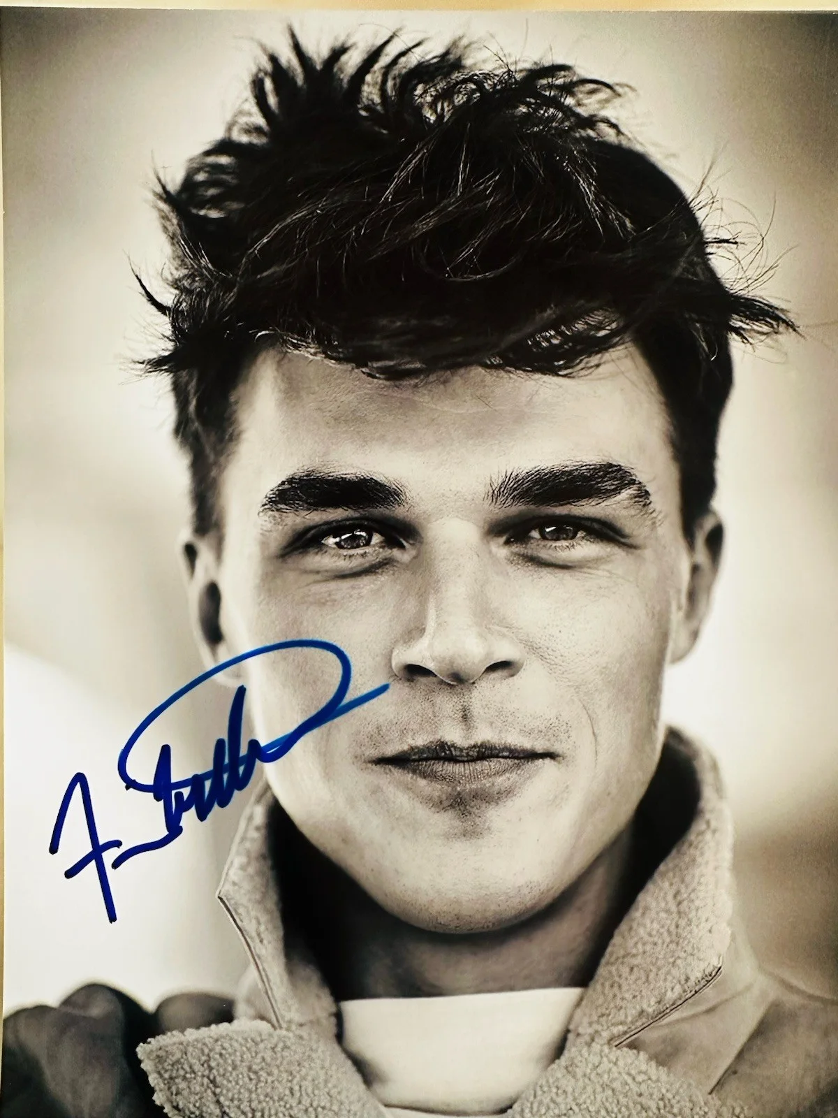 Finn Wittrock — Finn Wittrock signed 8x10 photo - In Person Proof - The Big Short, AHS