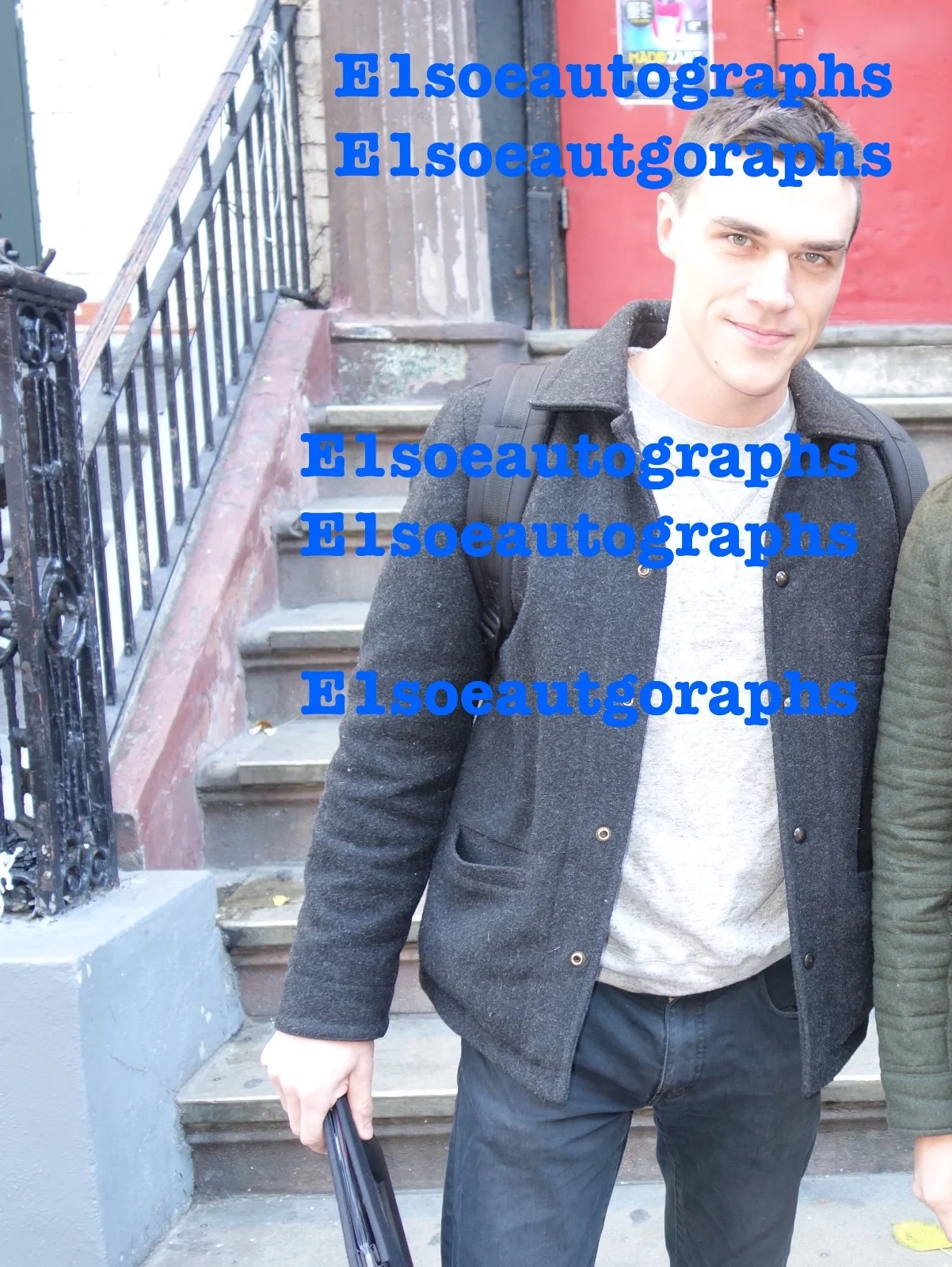 Finn Wittrock — Finn Wittrock signed 8x10 photo - In Person Proof - The Big Short, AHS, изображение 2