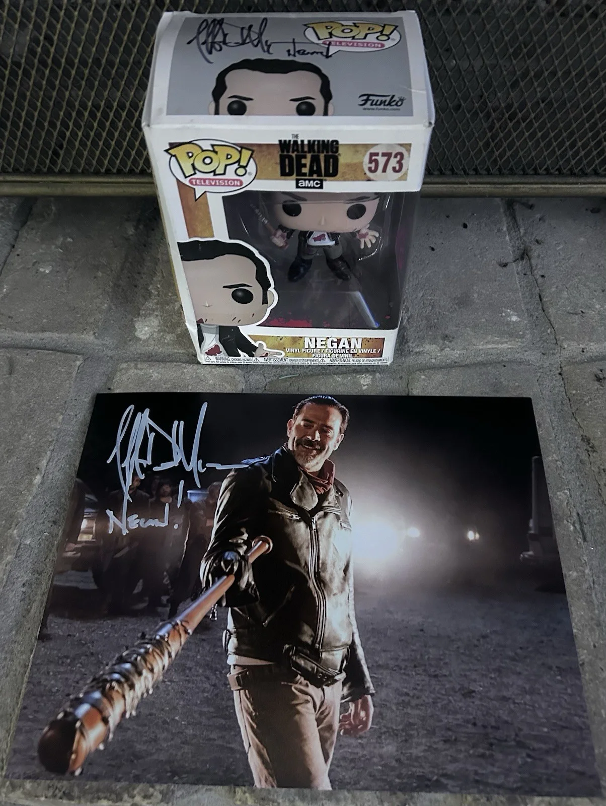 Jeffery Dean Morgan — Jeffrey Dean Morgan Walking Dead Negan Signed Auto Bloody Funko Pop #573 & Photo