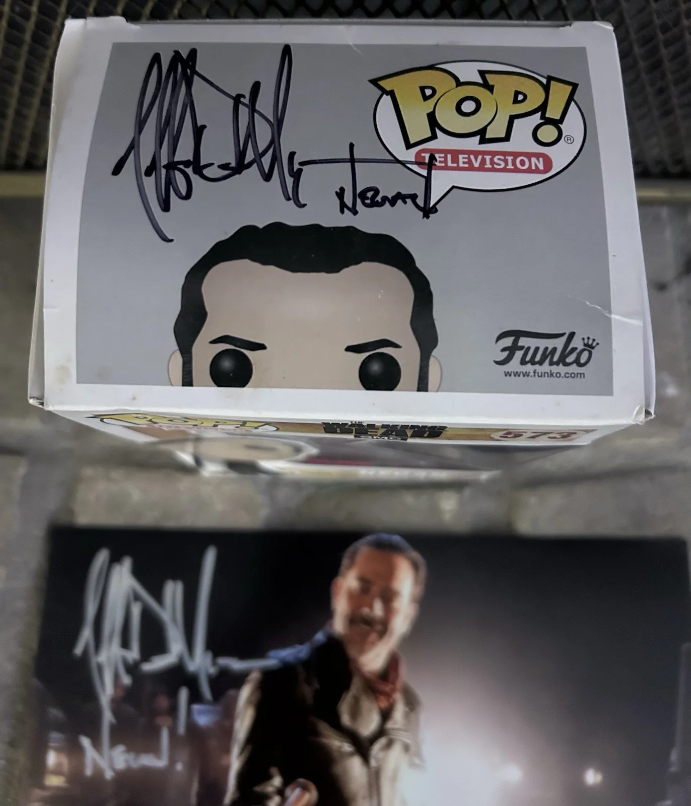 Jeffery Dean Morgan — Jeffrey Dean Morgan Walking Dead Negan Signed Auto Bloody Funko Pop #573 & Photo, изображение 2