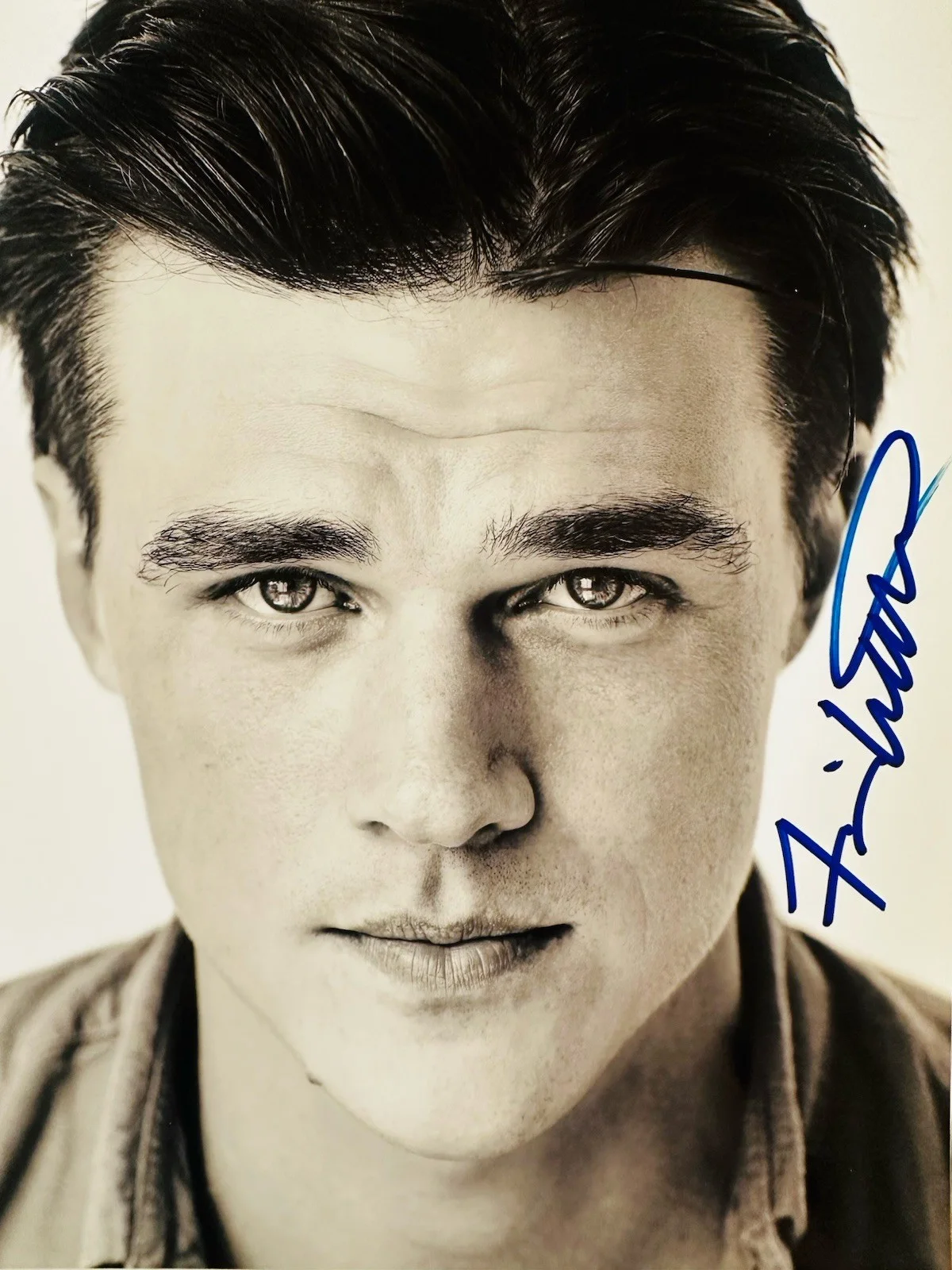 Finn Wittrock — Finn Wittrock signed 8x10 photo - In Person Proof - The Big Short, AHS