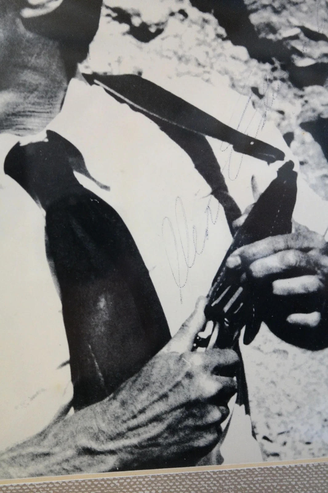 Clint Eastwood Signed Dirty Harry 1971 Period Photo 14x16 Framed Autograph, изображение 2