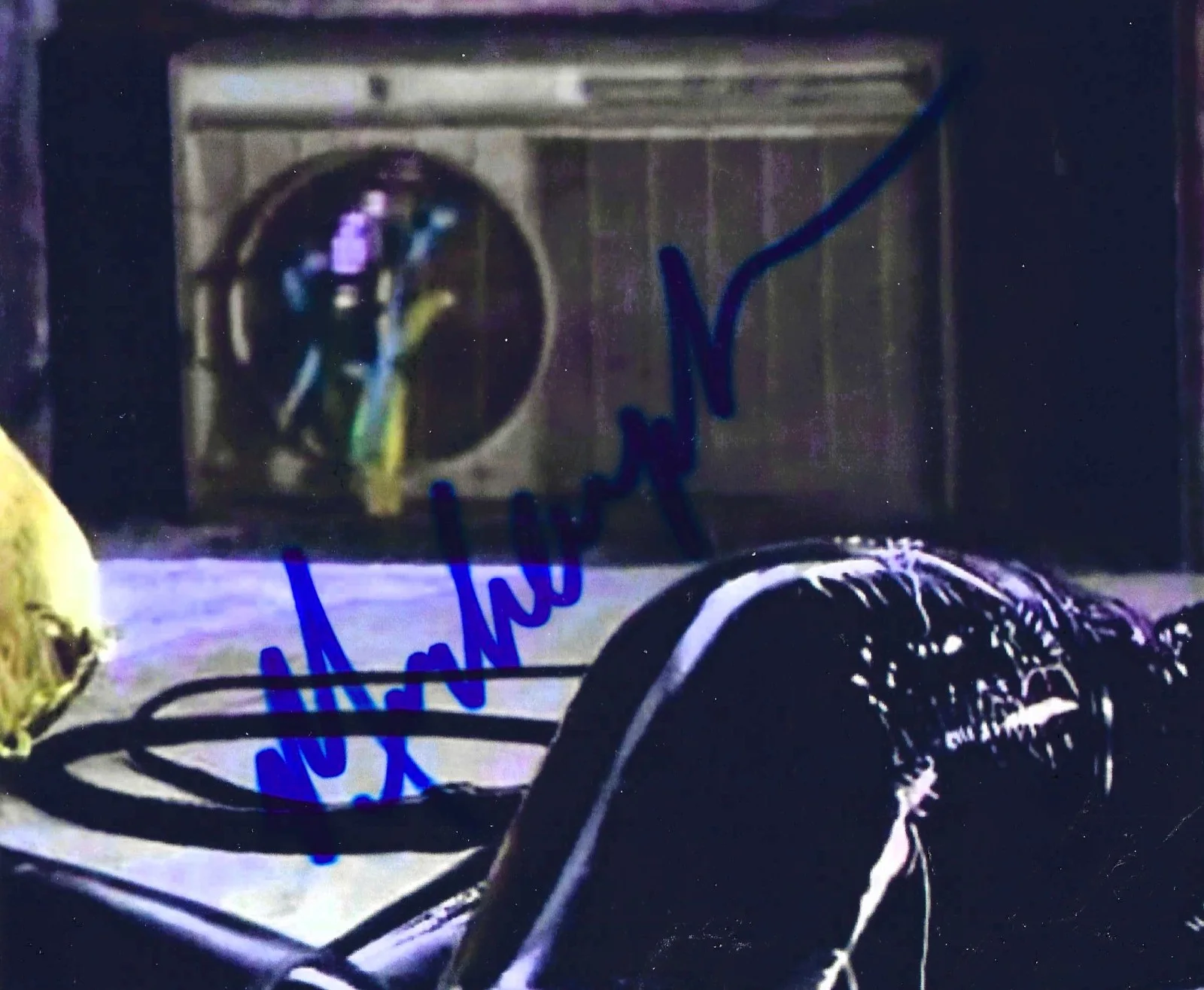 Michelle Pfeiffer — CATWOMAN Michelle Pfeiffer SIGNED w. COA+Ant-Man and the Wasp OVERSIZED, изображение 2